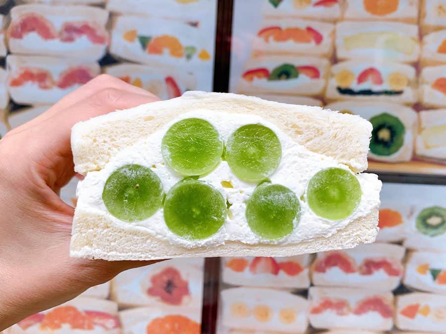 山野ゆりさんのインスタグラム写真 - (山野ゆりInstagram)「🍇🍌🥝🍓🧡🧡🧡 #cafecocona #押上 #フルーツサンド #パン #🍞 #🥪 #🥯」9月20日 18時00分 - yuri.yamano
