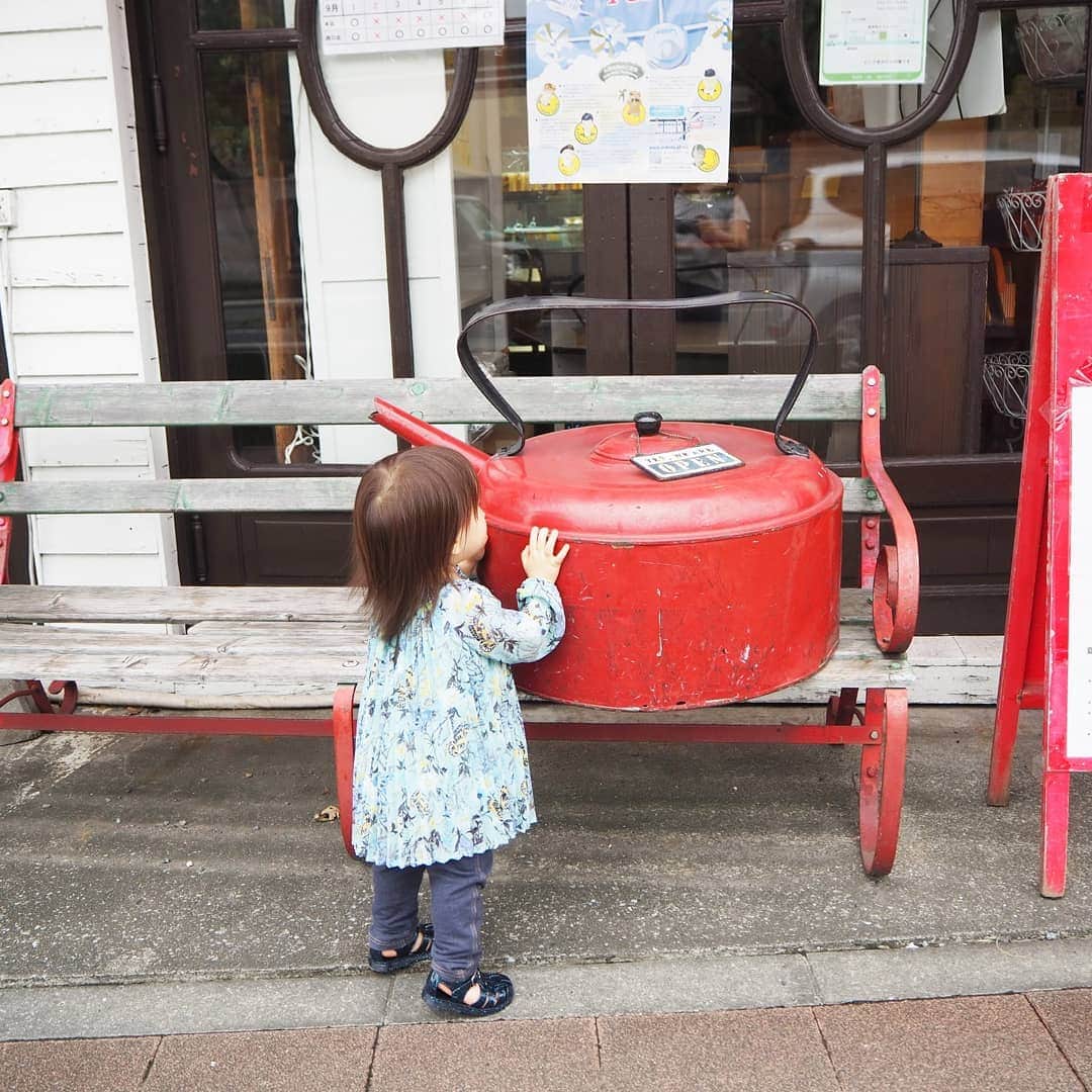 Kuboi Ayumiさんのインスタグラム写真 - (Kuboi AyumiInstagram)「家族でドライブがてら「福生ベースサイドストリート」へ。﻿ ﻿ 「福生ベースサイドストリート」は、日本で一番アメリカに近い商店街と言われているんですよ。﻿ ﻿ 米軍横田基地に面する国道16号沿いにたくさんのお店が並んでいるのですが、どこを見てもアメリカンテイストで、海外に旅行に来たみたい。﻿ ブラブラお散歩するだけでも楽しいです。﻿ フォトジェニックなインスタ映えスポットも。﻿ ﻿ いろんなところにベンチもあるので、休憩しながら楽しめます。﻿ ﻿ アンティークショップや、古着屋さん、雑貨屋さん、アイスクリーム屋さん、レストラン、カフェ、ライブハウス、お土産屋さんなど本当にたくさんのお店があります。﻿ ﻿ ﻿ 私が立ち寄ったのは、下記のお店です。﻿ ﻿ ・ブルーシール福生店﻿ ・木を植えるレストラン オーロラ﻿ ・フレッシュベーグル HOOP﻿ ・カフェ・ドゥ・ジャルダン﻿ ・Ray dy﻿ ・The MINT MOTEL﻿ ・FALCON﻿ ・BIG MAMA﻿ ・TABASA (タバサ)﻿ ﻿ 日本にいるのに海外旅行気分が味わえちゃう「福生ベースサイドストリート」﻿ おすすめです。﻿ ﻿ ﻿ #ベースサイドストリート #横田基地 #福生　#drive #旅行﻿ @tamahatsu_official #たま発 #tamahatsu #PR #多摩の魅力発信プロジェクト」9月20日 18時00分 - himekagami