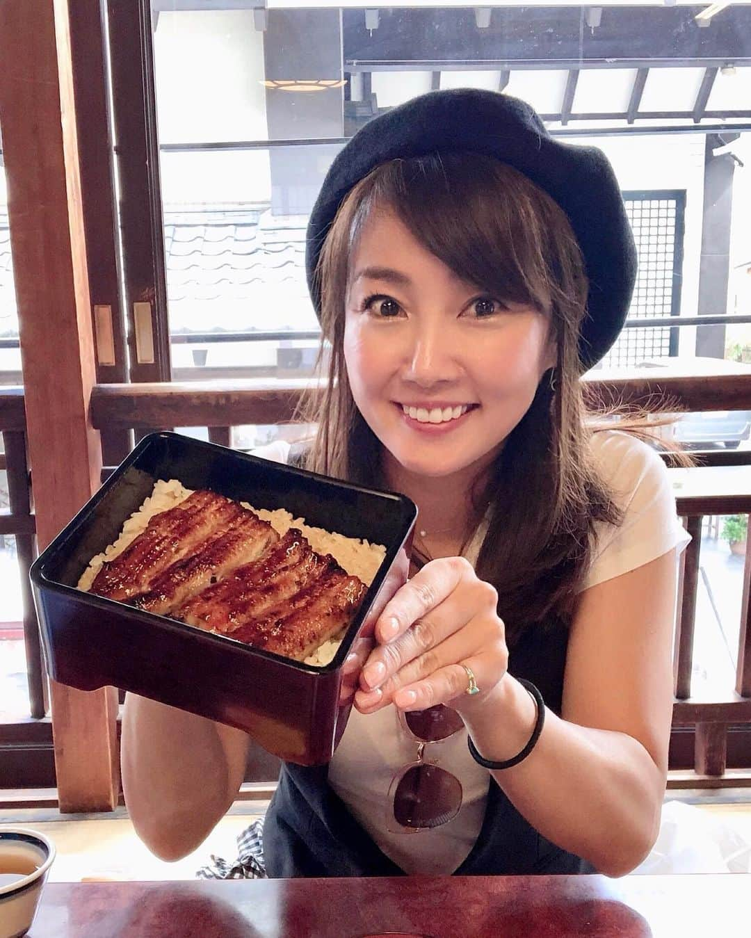 吉永愛さんのインスタグラム写真 - (吉永愛Instagram)「成田山の続き♥️ ランチは川豊のうなぎを食べました😋🍴🎶 そのあと、成田山新勝寺内にあるよく当たるという…占いに行きました✨確かに当たってた😍  お土産屋さんを回ったり… 看板猫と記念撮影したり… 楽しかったです♥️ #川豊 #うなぎ  #成田山  #成田山新勝寺 #タビジョ #女子旅 #ドライブ  #看板猫 #占い #貝原塚易断所  #萩原易断所」9月20日 18時01分 - a.i.yy