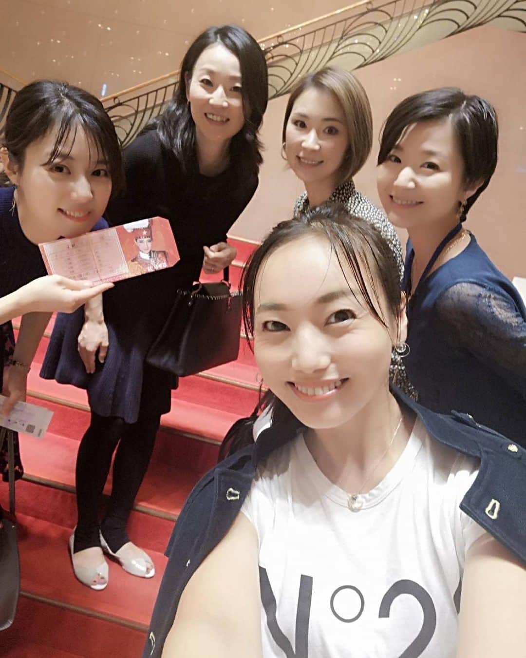 愛純もえりのインスタグラム：「先日の星組観劇メンバー⭐️ 同期でさゆみちゃんを全力で応援してきたよ❣️ さゆみちゃん、笑顔でいっぱい見てくれた😭 . 彼女らしい最初から最後まで笑いの絶えないお芝居と、 クラシカルな、これぞ宝塚❣️なショーで あっという間の夢のような3時間。。。 . . なんで退団者ってあんなにも凛々しい瞳で優しい笑顔なんだろう😭😭😭 . . #華耀きらり ちゃん #麻尋えりか ちゃん #紫いつみ ちゃん #紗蘭えりか ちゃん #88期  #GODOFSTARS #ÉclairBrillant」