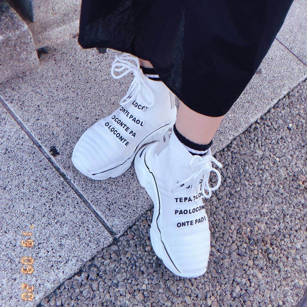 菜々香のインスタグラム：「届いたかわい。🐽🐽🐽 #sneaker#newshoes#shoes#white#シューズ#スニーカー#スニーカーコーデ#スニーカー女子#instafashion #instananaka#nanaka#菜々香」