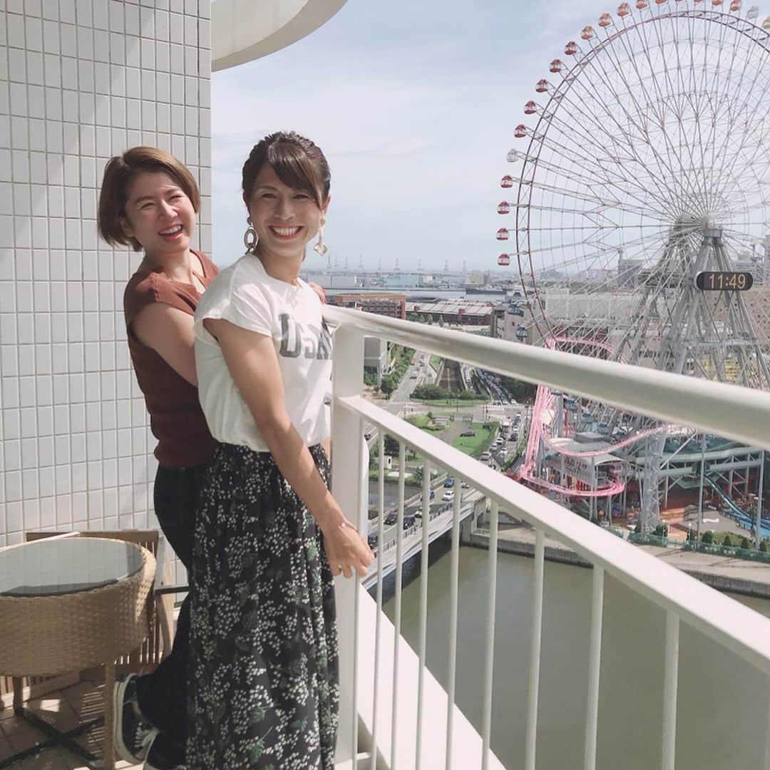 鮫島彩のインスタグラム：「年齢を重ねるごとに、コンディション維持のため、試合後やオフの過ごし方を少しずつ変化させてきている今日この頃🙋‍♀️ ・ ・ ・ それでもやっぱり会いたいときに会いたい人に会うのが、私の何よりのリフレッシュ👭 ・ ・ 先日の関東でのアウェイ戦の際『試合後に東京まで繰り出すのは無理かも〜』と今回は会うのを諦めようとしていた私に、試合会場近くのホテルで“ひたすらのんびり過ごすプラン”を姫がプレゼントしてくれました😳✨ ・ ・ いつも応援してくれている姫の優しさと気遣いが身に沁みたそんな素敵なオフになりました🌼 ・ ・ 姫、私はがんばるよ🙋‍♀️ ありがとう💕  #藤井瑞希  #バドミントン #アスリート友達  #大親友 #感謝  #横浜 #女子会」