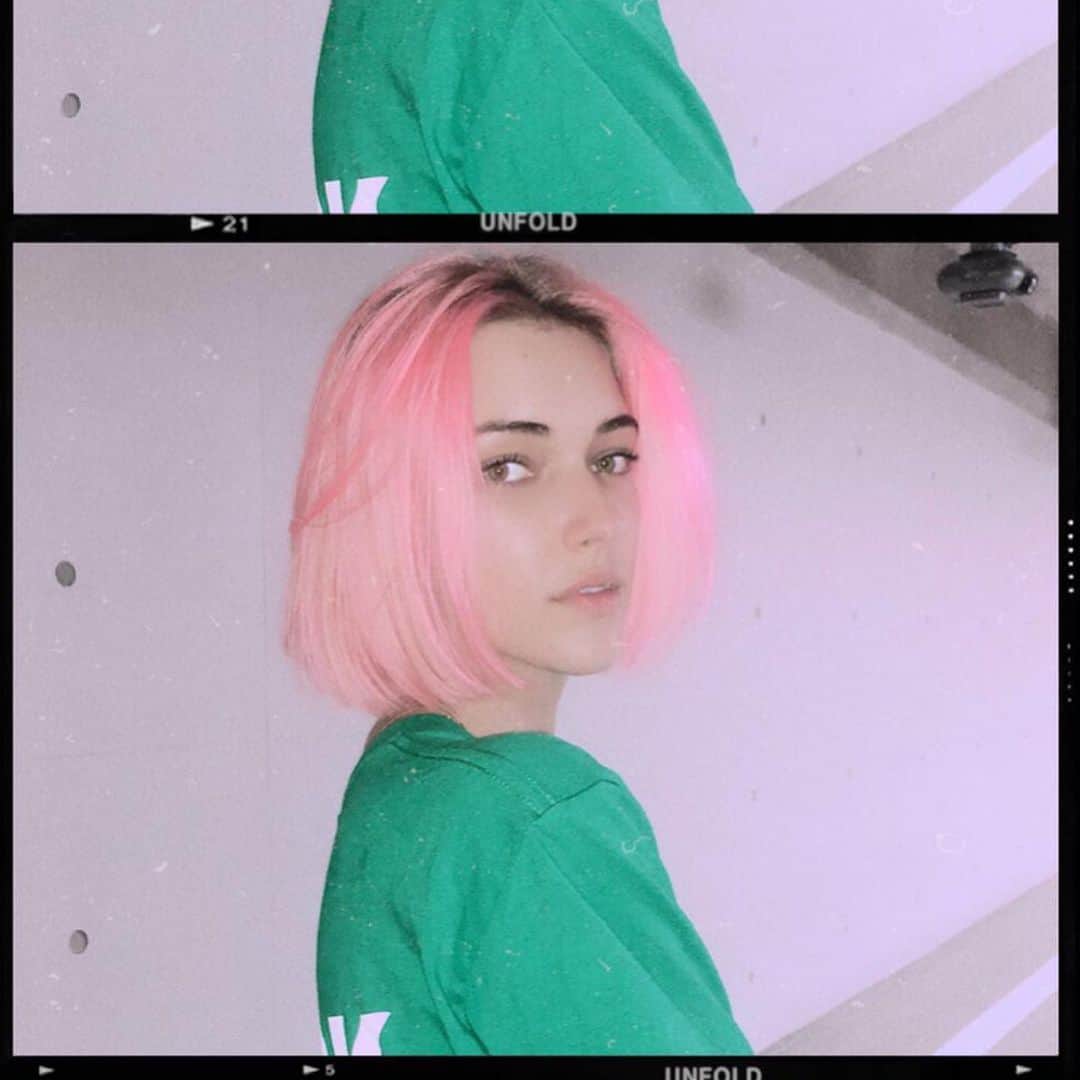 ステファニー・ミチョヴァのインスタグラム：「😋🌸 straight out of fifth element 😂」