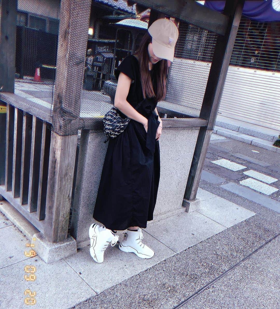 菜々香のインスタグラム：「コーデちゃん🐒 #fashion#outfitoftheday#ootd#cap#sneaker#newshoes#shoes#white#シューズ#スニーカー#スニーカーコーデ#スニーカー女子#code#codenate#guess #instafashion#instananaka#nanaka#菜々香」