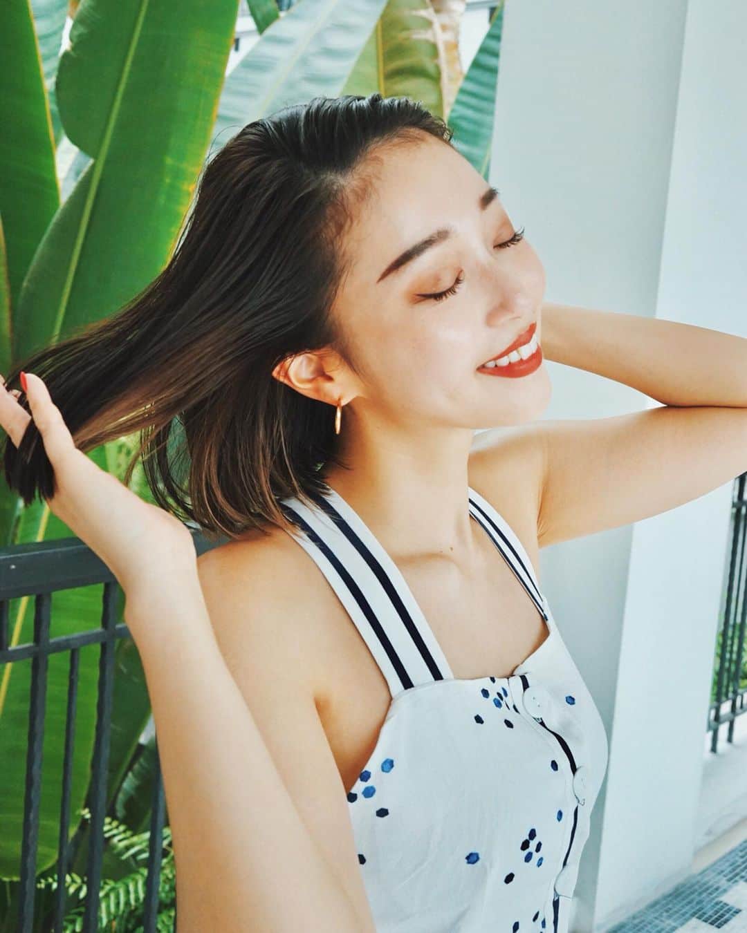 のインスタグラム：「いつも褒められるツヤのあるサラサラ髪❤️ でも髪が細いから抜け毛が気になるのが悩み☁️ ・ ・ 最近使い始めた @herbgarden_organic🌱 天然１００％のハーブティーで配合で アロマな香りが癒されるの🥺 コンディショナーを頭皮に馴染ませると ヘッドマッサージクリームとしても使えるから、半身浴しながら頭皮のマッサージしてるよ❤︎ 頭皮マッサージはお顔のムクミも取れてフェイスラインも上がるし、髪もサラサラになるしおすすめだよ❤︎ #サラツヤ髪 #ハーブガーデンシャンプー #シャンプー#頭皮ケア #ヘアケア#PR #オーガニックコスメ」