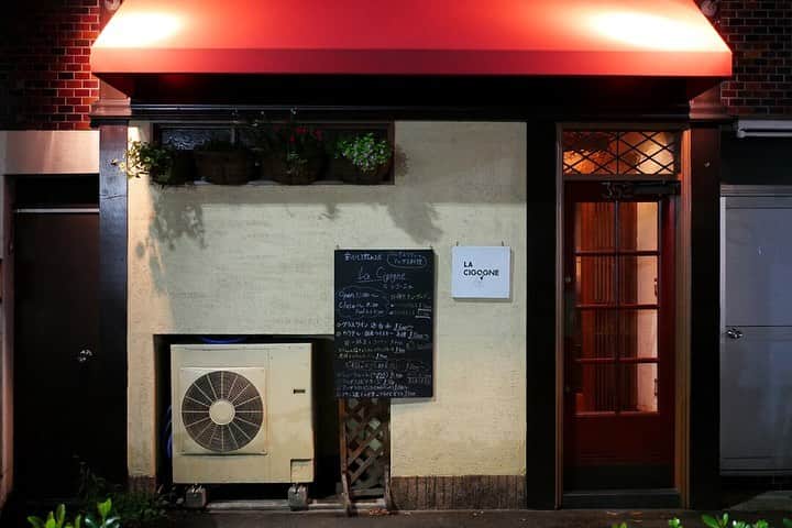 福岡グルメ 福岡ランチ「デビログ」さんのインスタグラム写真 - (福岡グルメ 福岡ランチ「デビログ」Instagram)「本日、LOVE FM (76.1MHz) 毎週金曜日18:25～「デビ×ユリの飲みにいきたい金曜日 ”ノミキン” 」で紹介したのは、平尾にある『ラ シゴーニュ』というお店です。 ここはフランスのアルザス地方の料理のお店なんですが、朝4時まで営業していて2軒目、3軒目でちょっとだけ飲んで帰りたいという時にも重宝するお店なんです🙆‍♂️ 今回紹介した料理は「#フォアグラのテリーヌ 」800円・税別です。 これをエピス(スパイス)を練り込んだパンにのせて、ハチミツをかけていただくのですが、濃厚でとろける～😋👌 これは間違いなく#メーカーズマークハイボール に合うねぇ👌 番組を聞き逃した方はデビログで聴けますよ❗️ . メニュー、他pic、内観などは「デビログ」に掲載しています。 サイトを見る場合はブラウザで「デビログ」で検索👉 . #ラシゴーニュ  #Lacigogne #福岡市中央区平尾 3-5-2 090-3195-4520 火～土 18:00～4:00 (3:00 LO) 日 12:00～15:00 18:00～4:00 (3:00 LO) 基本的に月曜日定休 その他の休みについてはFacebook かInstagramで要確認のこと。 . ♦️福岡グルメ 福岡ランチを検索できるブログ は「デビログ」で検索👉 ♦️マニアックな情報や本当に美味しいお店情報なら「もっとデビログ」で検索👉 . #平尾グルメ #平尾ビストロ #LOVEFM #ノミキン #メーカーズマーク #makersMark #福岡 #博多 #fukuokapics #fukuoka #fukuokacity #hakata #fukuokarestaurant #fukuokagourmet #IGersJP #ig_japan #福岡飲食店 #福岡グルメ #福岡ランチ #福岡ごはん #福岡ご飯 #食べログ福岡 #福岡飯 #福岡食べ歩き」9月20日 18時27分 - devi_takahashi