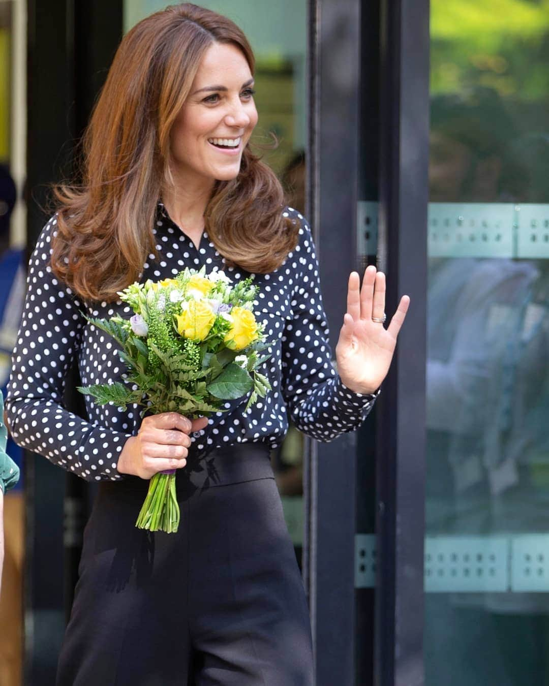 British Vogueさんのインスタグラム写真 - (British VogueInstagram)「The #DuchessofCambridge champions smart casual for her latest royal engagement in London, swapping summer florals for a chic, monochromatic shirt and tailored trouser combination. Click the link in bio for more on the Duchess’ transitional autumn wardrobe.」9月20日 18時29分 - britishvogue