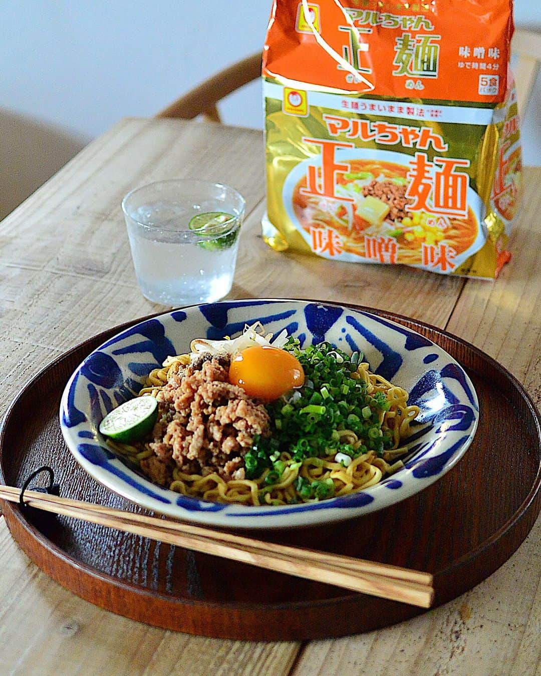 のインスタグラム：「マルちゃん正麺 味噌味を試させて頂きました！  家族での休日のお昼ご飯は、ラーメン率が高い我が家ですが、今回は簡単に冷蔵庫に常備してありがちな肉味噌を使った、冷やしまぜそばにアレンジしてみました！  今回は肉味噌の他にモヤシとネギをたっぷり添えて、お家でも簡単に外食気分に◎  家族にも好評で、とても美味しかったので、他にも色々な具材に挑戦してみたくなりました！ . . .  #チャチャッと手料理  #東洋水産  #PR  #マルちゃん正麺 . . . .  #おうちごはん # おうちごはんlover #お昼ごはん #ランチ #うつわ #暮らし  #ラーメン #麺スタグラム #手料理 #手料理グラム #手料理記録 #共働きごはん  #共働きご飯 #共働きの味方 #お手軽料理 #お手軽レシピ」