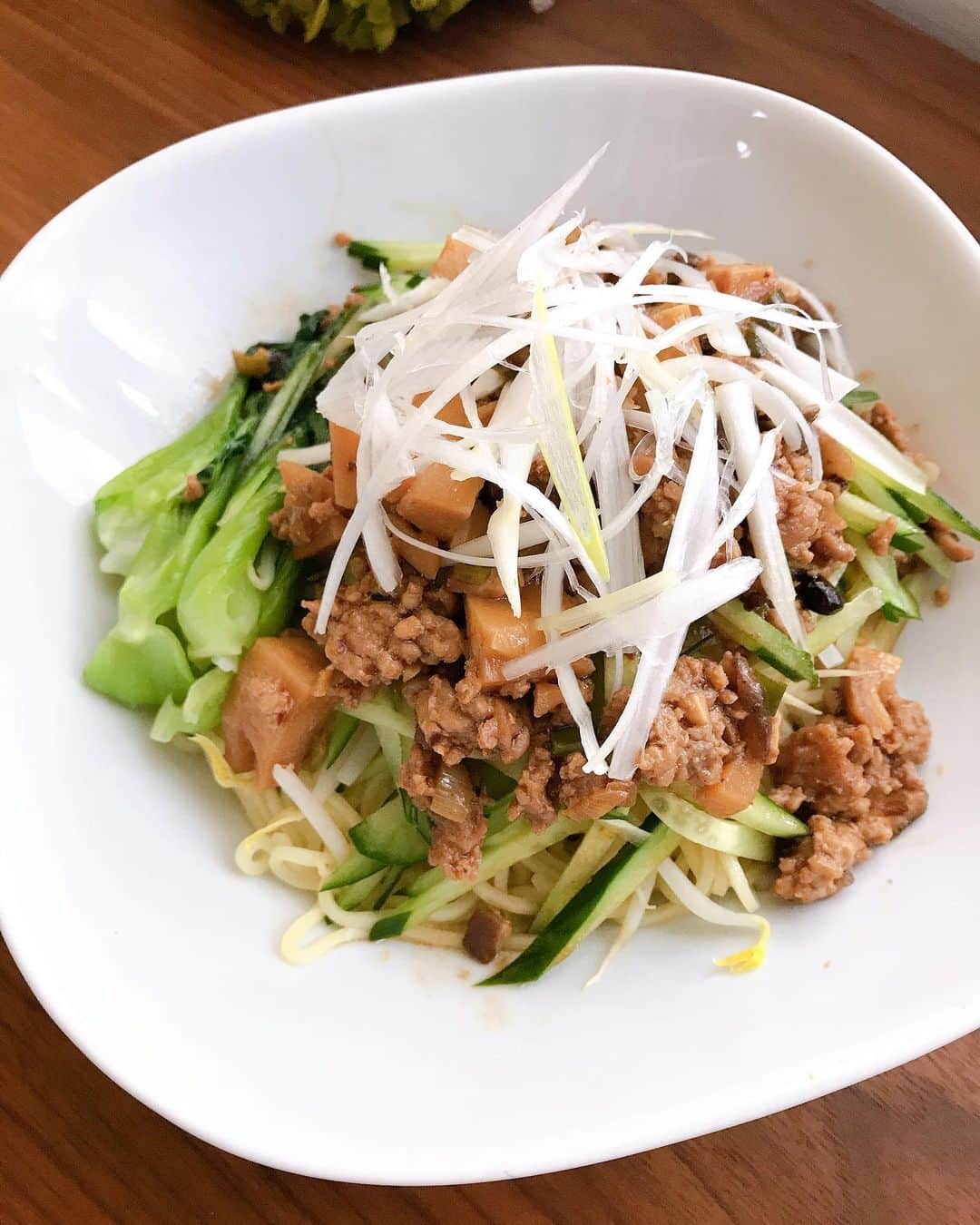 新井利佳さんのインスタグラム写真 - (新井利佳Instagram)「野菜たっぷり炸醬麵✨😌ズボラだから一度にたくさん野菜を食べたい🥦😅 味ちょっと薄かったな💦🙇‍♂️改良してまた作ろう👍  自己做炸醬麵✨放了很多蔬菜🥬忘了放豆乾😫  #noodles #ilovenoodles #chinesefood #taiwanfood #eateateat #handmade #vegetables #yunmy #homecooking #dinner_time #bangkok #bangkokthailand  #炸醬麵 #愛吃鬼 #貪吃鬼去泰國 #美食 #有營養 #親手做 #晚餐 #拉麵 #甜麵醬 #甜麺醤 #豆豉  #ジャージャー麺 #大好き #お家ごはん #野菜たっぷり」9月20日 18時37分 - rika.arai