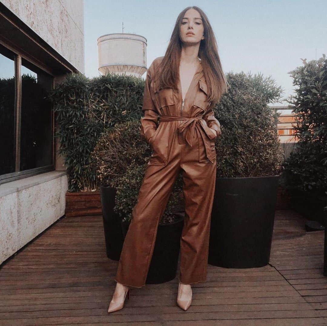Ozge Gurelのインスタグラム：「amazing team 🎈🎈 @nilayko @sagazacouture 💋💋」