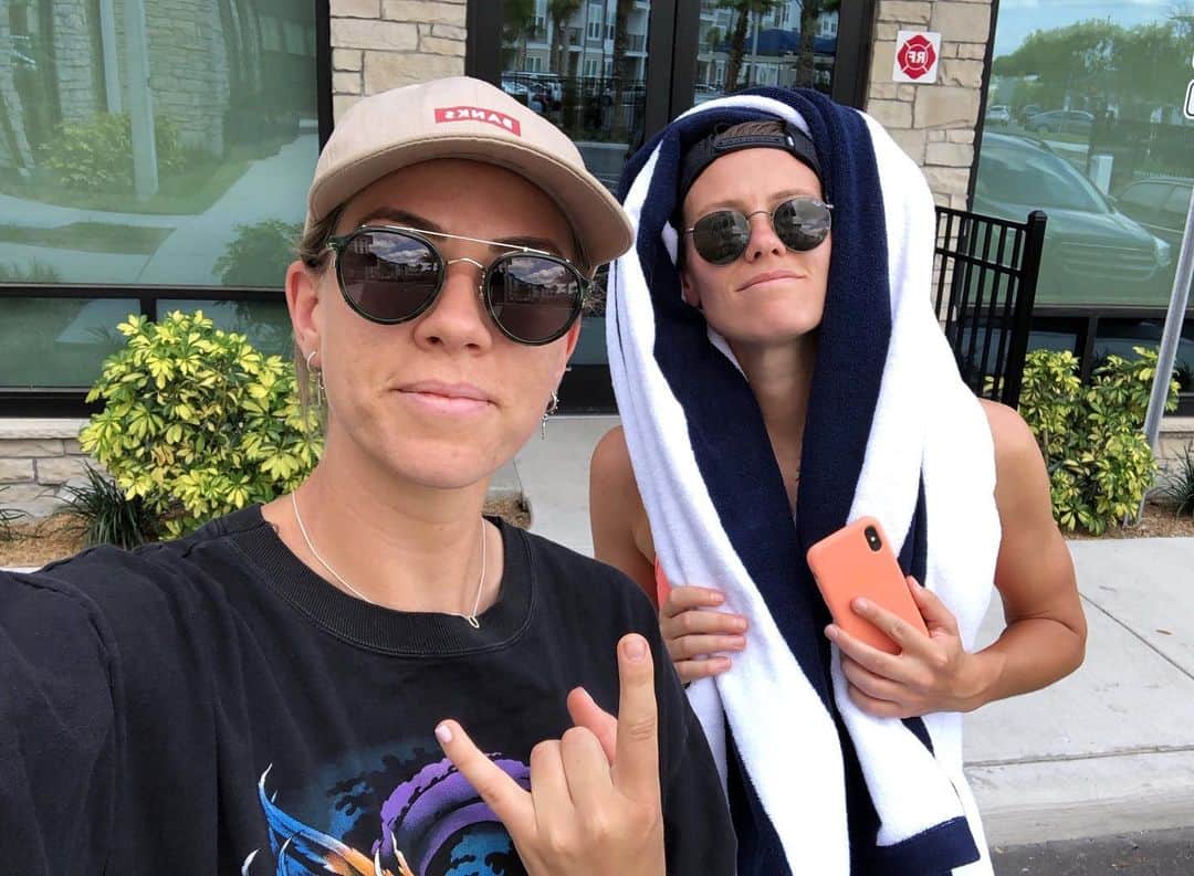 エミリー・バン エグモンドのインスタグラム：「😎🤟🏼」