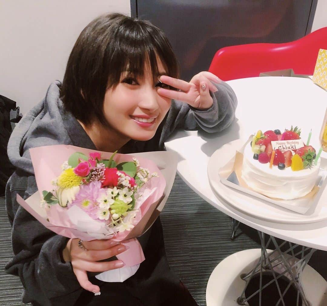 佐藤千亜妃さんのインスタグラム写真 - (佐藤千亜妃Instagram)「本日31歳になりました🎂✨ たくさんお祝いの言葉届いてます、心からありがとうございます😭💕 今日は午前から撮影だったんだけど、撮影終わりにスタッフさんがお祝いしてくれました💐バタバタしてたのに、、！！いくつになっても花束とケーキは嬉しいです😊ありがとうございます。。感謝感激です！ 一昨年と去年の誕生日は、愛をもらうばかりではなく与えられるようになることが目標でした。愛を持って接しようと努力はしていたけど、やはりもらってばかりだったような気もします。 今年の誕生日はどんな目標にしようかな！しばらくじっくり考えてみよう🤔でも、また同じ目標でもいい気もする。」9月20日 18時41分 - chiaki_sato0920