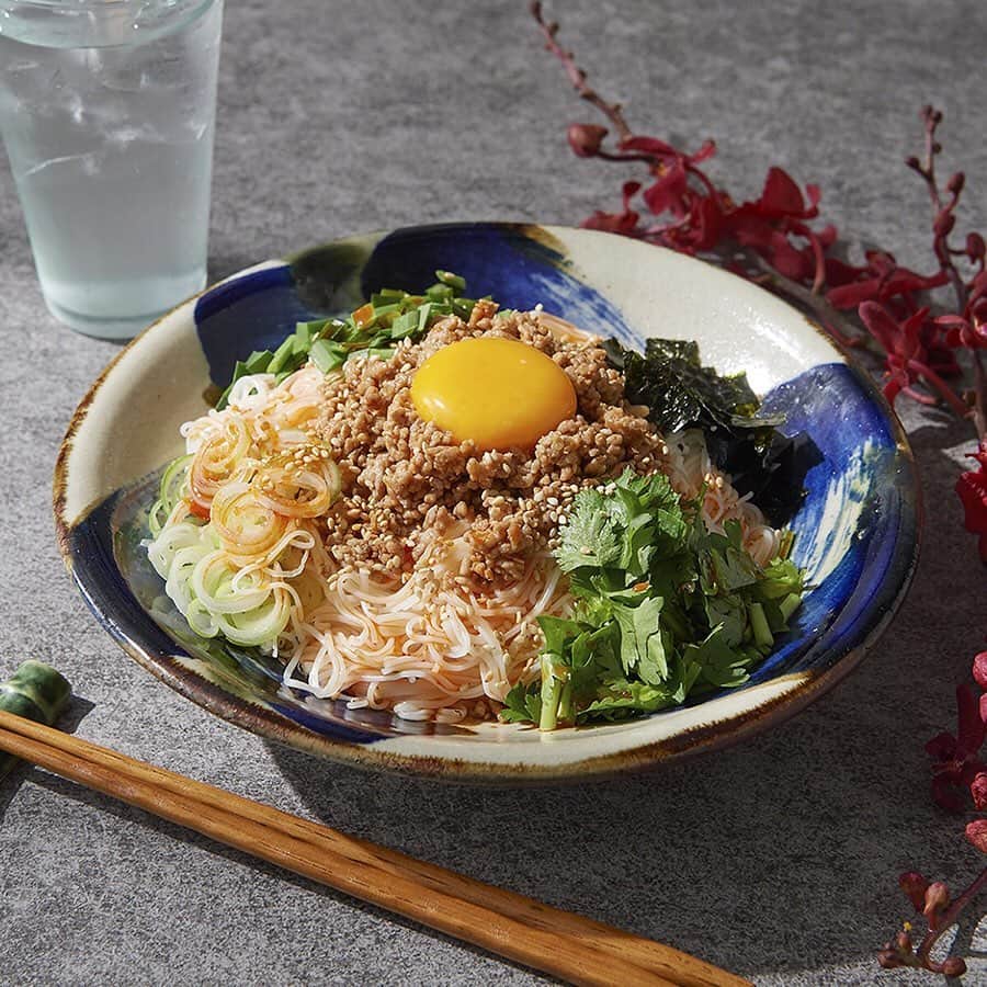 Panasonic Cooking（パナソニッククッキング）さんのインスタグラム写真 - (Panasonic Cooking（パナソニッククッキング）Instagram)「夏に余らせてしまった、そうめんはおいしくリサイクル！台湾まぜそば風そうめん。 ■ ■ #台湾まぜそば風そうめん(1人分) そうめん 2束 A:豚肉 200g A:オイスターソース 大さじ1 A:しょうゆ 大さじ1 A:砂糖 小さじ1/2 A:豆板醬 小さじ1/2 長ねぎ(粗みじん切り) 10g ニラ(粗みじん切り) 10g パクチー(粗みじん切り) 適宜 のり(ちぎる) 1/4枚 卵黄 1個分 ラー油 小さじ1 白ごま 小さじ1 ■ 【1】そうめんは指定の時間通りにゆでる。 【2】豚肉をフードプロセッサーでミンチ上にし、フライパンでAと炒め合わせる。 【3】水を切ったそうめんを器に盛って 【2】をのせ、長ねぎ、ニラ、パクチー、のりを散らす。 【4】卵黄を落とし、ラー油と白ごまをふりかける。 ※商品の取扱い詳細は、付属の説明書をご覧ください。 ■ ■ うつわについて 沖縄県の北部、本部町に工房兼ショップを構えるやちむん工房mug、梅北陽子さんの作品。沖縄の力強さを感じる絵付けが、夏 の食欲をかき立てます。 ■ #台湾まぜそば #まぜそば #そうめん #素麺 #卵 #卵黄 #黄身 #豆板醬 #オイスターソース #ラー油 #パクチー #やちむん #やちむん工房mug #沖縄県 #梅北陽子 #うつわ #器 #アジアン #asian #foodphotography #onthetable #フードプロセッサー #ミンチ肉 #クッキングラム #homecooking #パナソニッククッキング #panasonic_cooking #パナソニック #panasonic」9月20日 18時51分 - panasonic_cooking