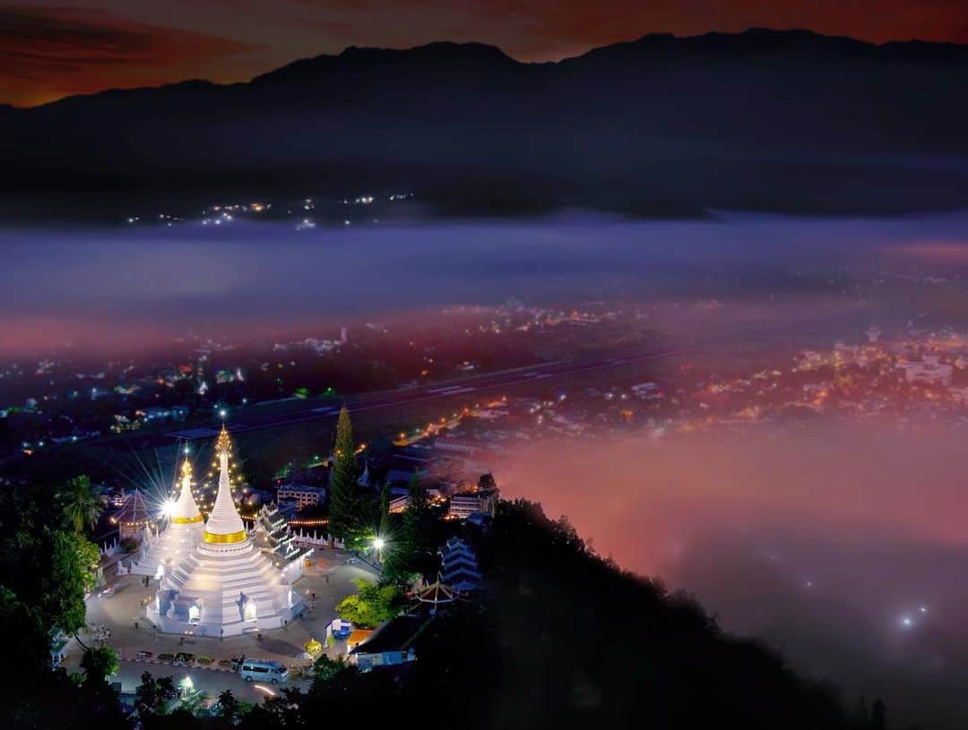タイ国政府観光庁さんのインスタグラム写真 - (タイ国政府観光庁Instagram)「今週も1週間お疲れ様でした🤗﻿ ﻿ メーホンソーンのランドマーク「ワット・プラタート・ドイ・コンムー」の幻想的な一枚をお届け📸﻿ ﻿ 「ワット・プラタート・ドイ・コンムー」は標高600mのコン・ムー山の頂上に位置し、メーホンソーンの町並はもちろん、隣国ミャンマーの町まで望むことができます👀✨﻿ ﻿ 皆様、よい週末をお過ごし下さい😊﻿ ﻿ #お疲れ様でした #タイ #メーホンソーン #ワットプラタートドイコンムー #タイ寺院 #お寺巡り #こんなタイ知らなかった #もっと知りタイ #タイ旅行 #絶景  #写真好きな人と繋がりたい #ダレカニミセタイソラ #旅好きな人と繋がりたい #旅行好きな人と繋がりたい #海外旅行 #thailand #maehongson #WatPhraThatDoiKongMu #temple #amazingthailand #thailandtravel #thailandtrip #thai #thaistagram #lovethailand #thaistagram #lovethailand #thainess﻿」9月20日 18時45分 - amazingthailandjp