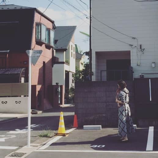濱中鮎子さんのインスタグラム写真 - (濱中鮎子Instagram)「駐車場(人様の)の日陰に避難中のお嬢と私。 今日はバスに乗ってみる、という目標を達成しました。笑  注:他2名付き添いありの過保護バス😂  #お嬢とお出掛け #世田谷の細道はベビーカーに不向き」9月20日 18時46分 - ayukohamanaka
