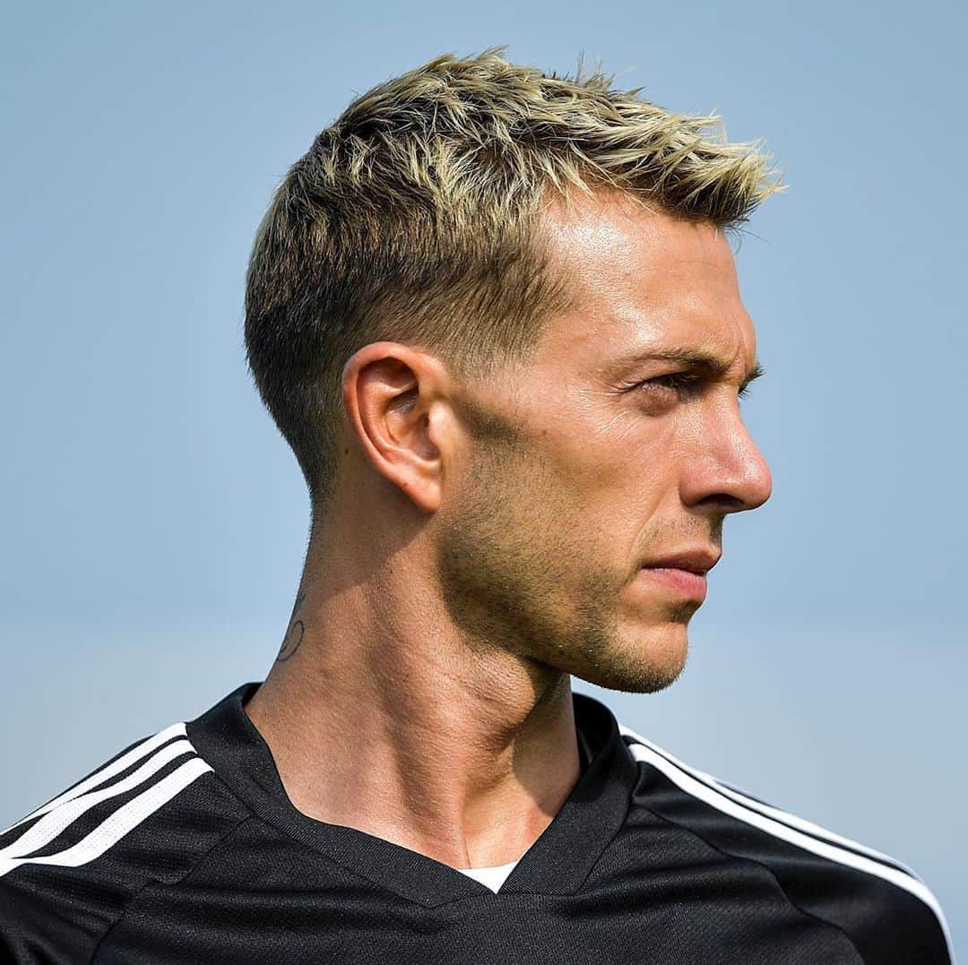 フェデリコ・ベルナルデスキのインスタグラム：「Leggo un’intercettazione nella quale un ultras mi accusa di aver lanciato la maglietta a un gruppo di tifosi diverso dal suo. Vorrei essere chiaro: quando ho la possibilità di ringraziare i miei tifosi regalando la maglia, non faccio distinzioni “politiche”, né calcoli su quale gruppo sia meglio scegliere. Per me non esistono tifosi più o meno degni di ricevere il mio affetto. Per me i tifosi della Juve, quelli che ci sostengono, ci criticano, cantano o fischiano, sono tutti uguali, tutti degni e importanti, perché ad unirli non è il nome del loro gruppo ultras, ma la passione immensa che ci unisce tutti quanti per i colori bianconeri.  Il resto sono solo chiacchiere.」