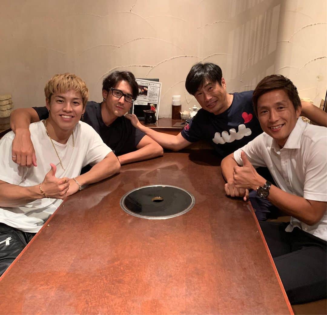 のインスタグラム：「. 筋肉マッチョのモデルとアーティスト💪🏋🏻‍♂️ マッチョじゃない元アスリート⚽️😂 . #相模原ドリームマッチ2019 #参加出来ず😭 #2人の活躍期待  #riku #therampage #陽向謙斗 #model #望月重良 #福西崇史 #soccer #サッカー小僧達 #instagood #instaphoto #先日」