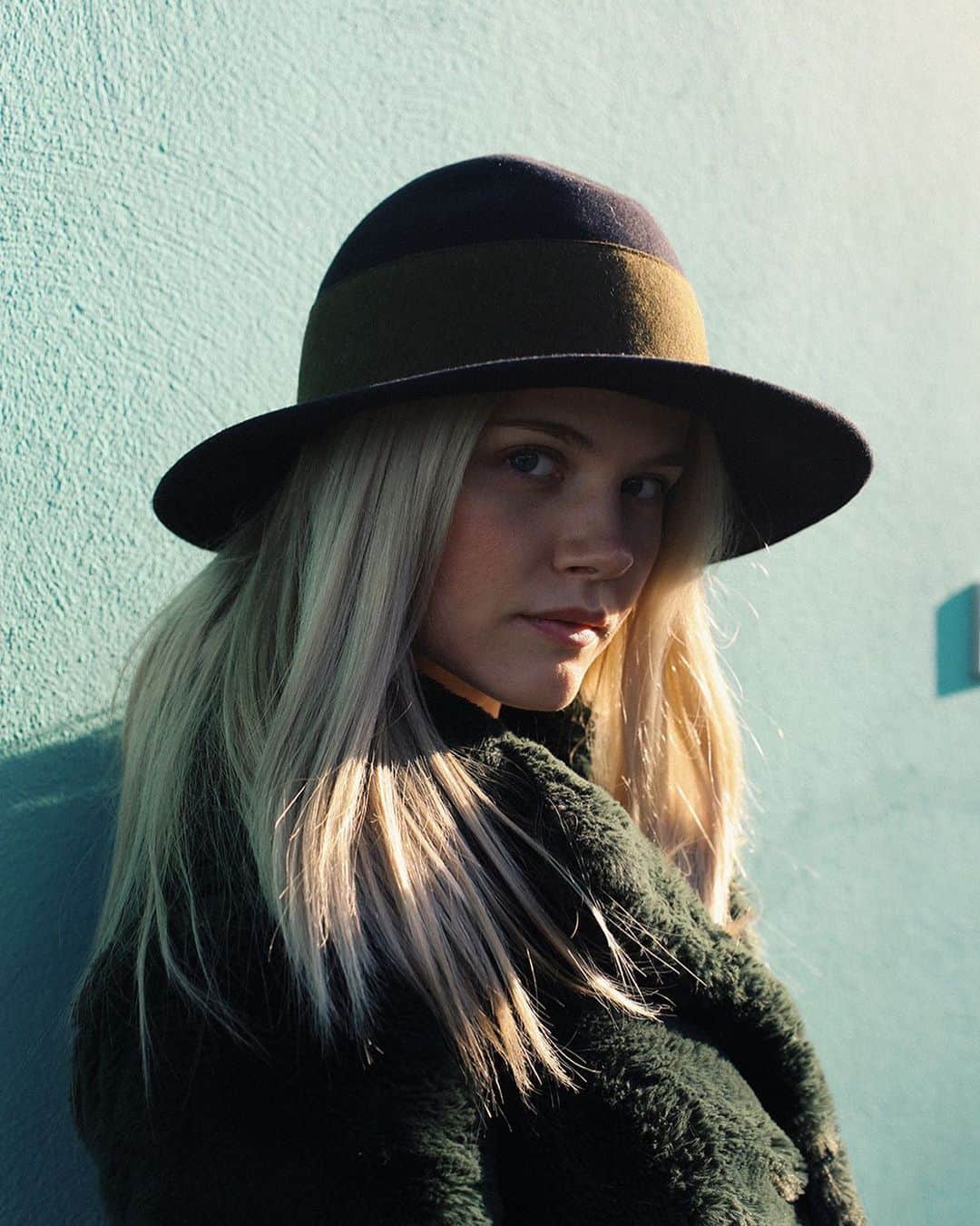 のインスタグラム：「#new Mühlbauer | #hatpeople ▪️ Sandra wears RESI OSIP - a #superlight gentleman’s #hat in dark blue and oliv mélé - a perfect match with #autumnlight and #autumnweather 🍁 📷 @ninakvk」