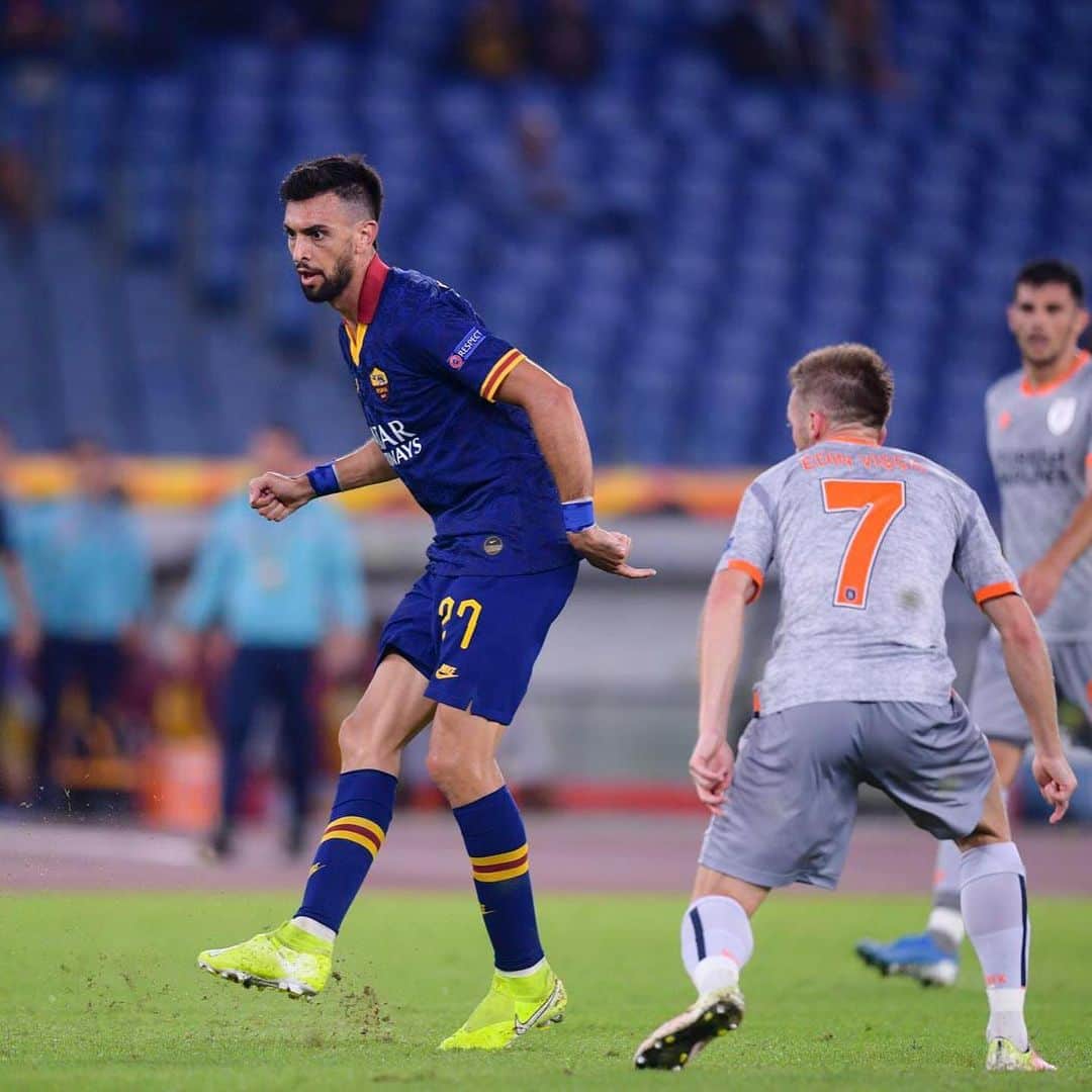 ハビエル・パストーレのインスタグラム：「Prima partita @europaleague  grande prestazione di tutta la squadra!!! 💪 LA 👕 TOP 👏」