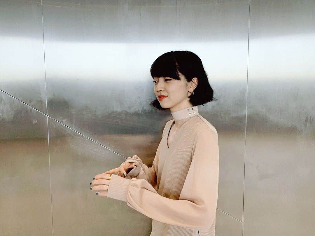 のインスタグラム：「先日載せてたMARTEのトップスのベージュを着てみた。やはりベージュも良い、、好きだ！！！🐈🐈🐈 #marte_original #おみゆ箪笥」