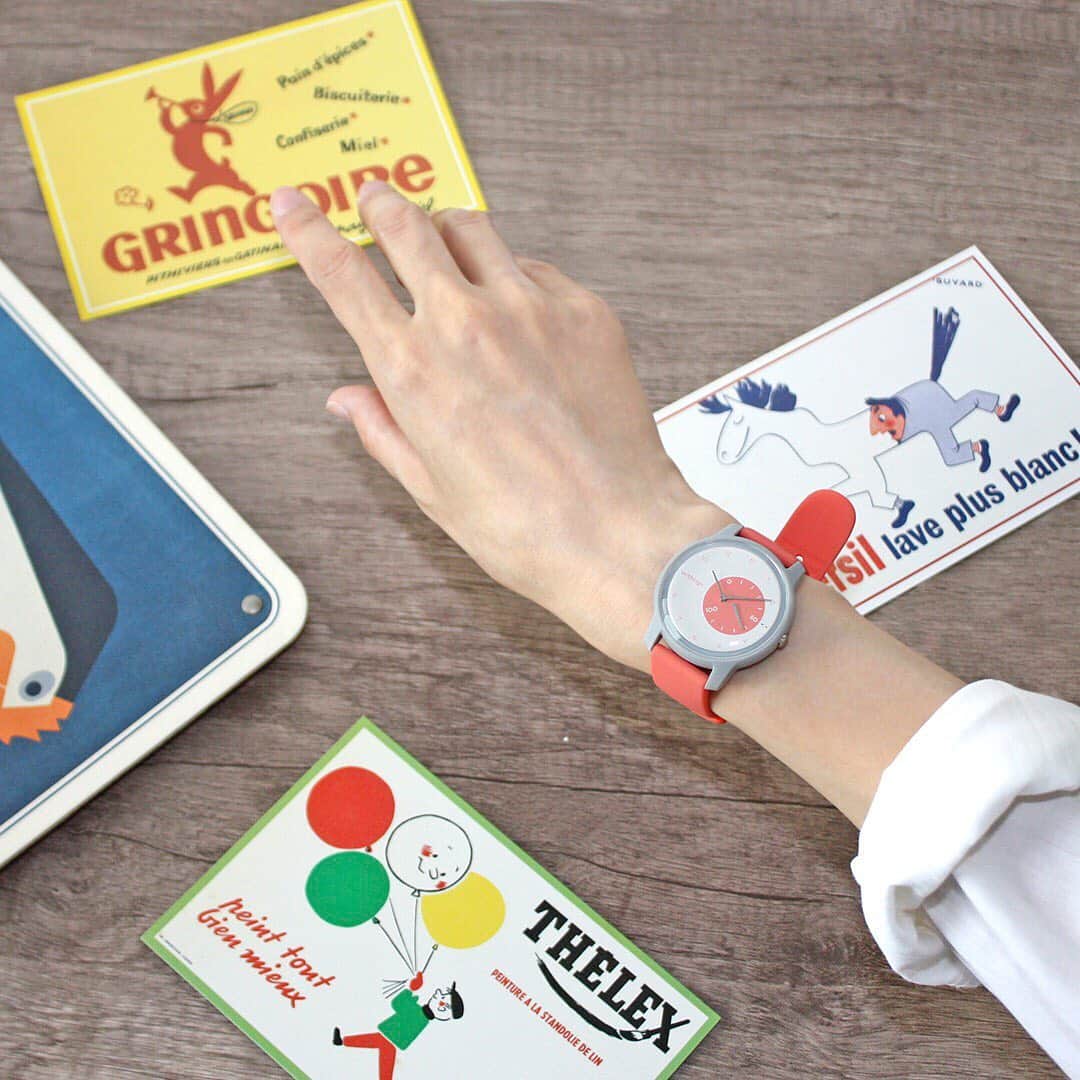 のインスタグラム：「日々の活動量や睡眠を記録してくれるスマートウォッチ、Withings Move にフランス職人手作りの限定モデルが登場✨ 限定モデルは爽やかなDark Blue & Iced Blueと、健康的で女性らしいCoral & Greyの2色展開。 スタイリッシュなスマートウォッチがあなたの生活をワンランク上のものにします！ WEB限定で数量も限られているのでお早目にどうぞ💕 ・ Withings Move スマートウォッチ 【限定カラー】Coral & Grey（写真）/ 【限定カラー】Dark Blue & Iced Blue 11,750円（税込） - - - - - - - - - お求めは写真をタップしてオンラインショップへ✨ プロフィールページのURLからもどうぞ。@softbank_selection . #SoftBankSELECTION #ソフトバンクセレクション #Withings　#ガジェット #スマートウォッチ #腕時計コーデ #腕時計 #腕時計くら部 #手元俱楽部 #手元くら部 #スマートウォッチデビュー #スマートウォッチ⌚️ #スマートウォッチのある生活 #コーディネート #ファッション #ファッションコーディネート #シンプルライフ #シンプル #シンプルな暮らし #ナチュラルライフ #ナチュラル #ナチュラルな暮らし #おでかけコーデ #腕時計好きな人と繋がりたい #france #フランス #フランス製 #madeinfrance #ハンドメイド #コーラルピンク」
