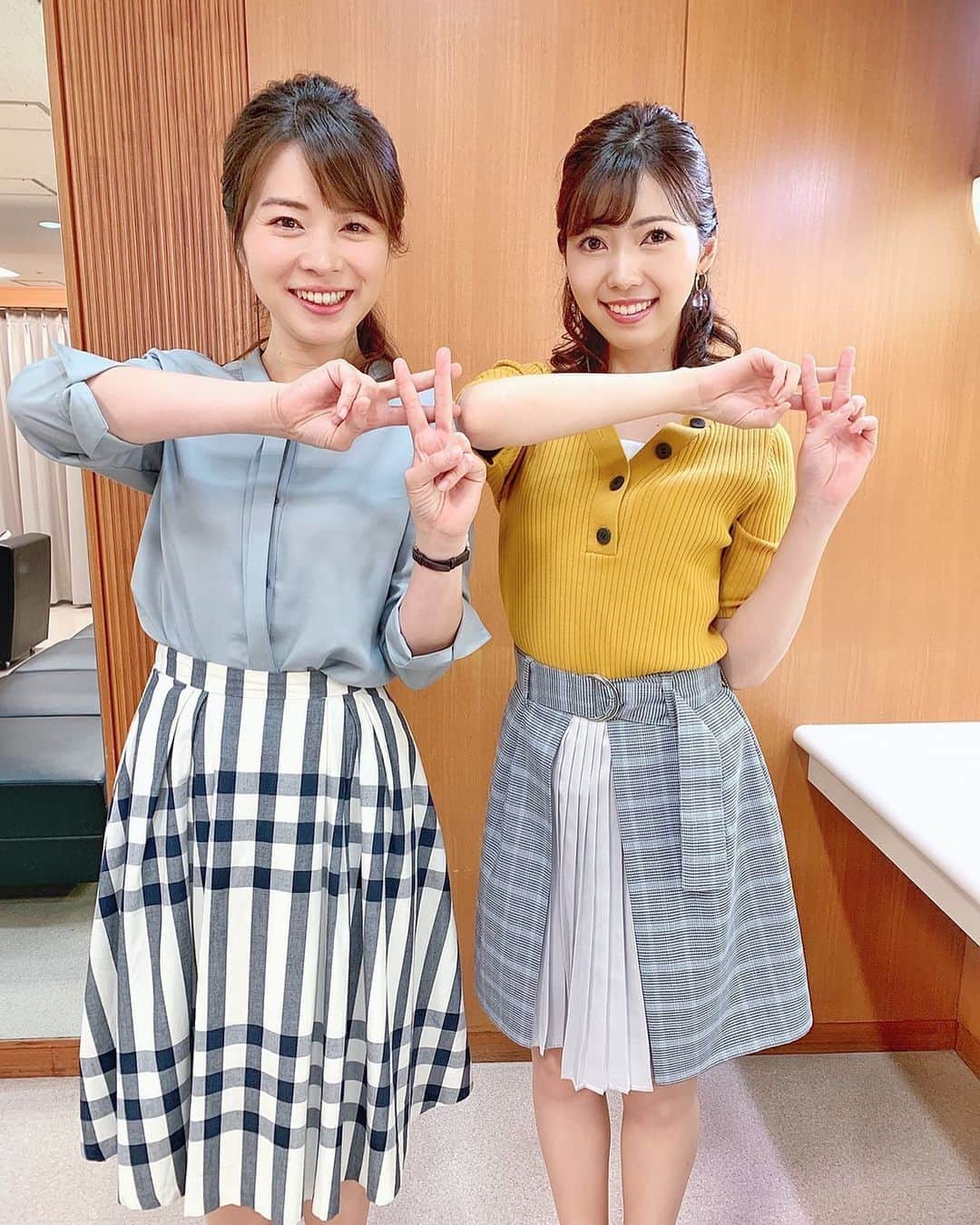川又智菜美のインスタグラム：「はやドキ💓﻿ 今週もありがとうございました☺️﻿ ﻿ 昨日は皆川さんも私も﻿ チェックのスカートでした！😚﻿ ﻿ ということで、私考案のチェックポーズを😝笑﻿ ﻿ チェックにみえてる…かな？😂﻿ ﻿ #tbs #はやドキ #アナウンサー #セントフォース ﻿ #皆川玲奈 アナ #川又智菜美 #オフショット﻿ #今日の一枚 #チェック #チェックスカート #衣装﻿ #ポーズ #秋色コーデ #おそろいコーデ」