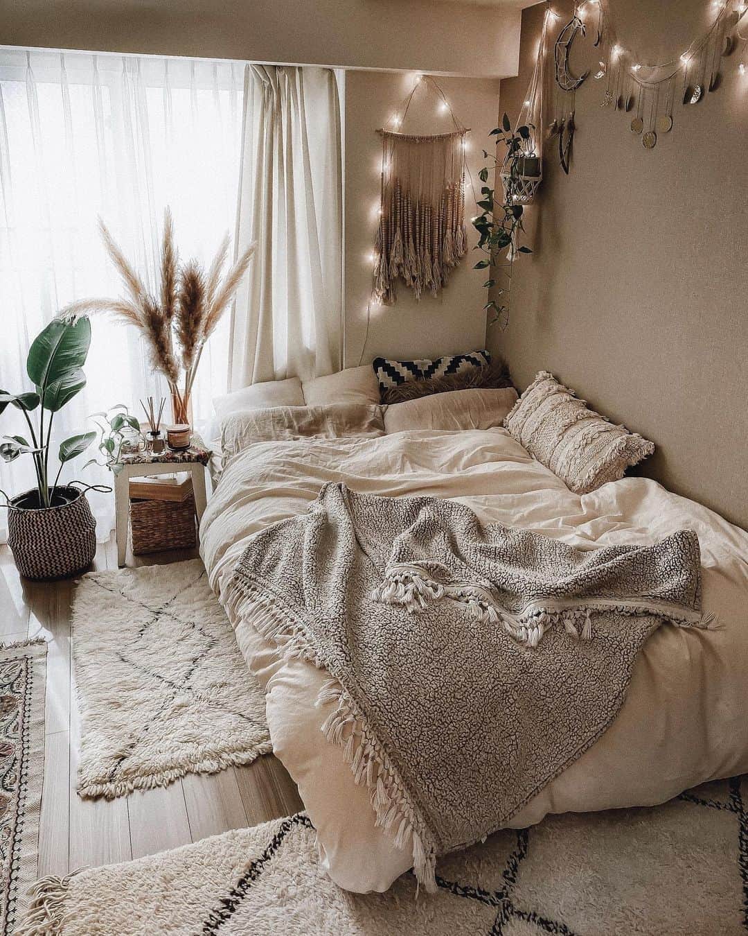 Manamiのインスタグラム：「🌼🌙🌿🌾🌾🌾 LA前にお部屋の模様替えした🌝 久しぶりの#マナシカの家 Moroccoで買ったちっちゃいラグが仲間入り🐑」
