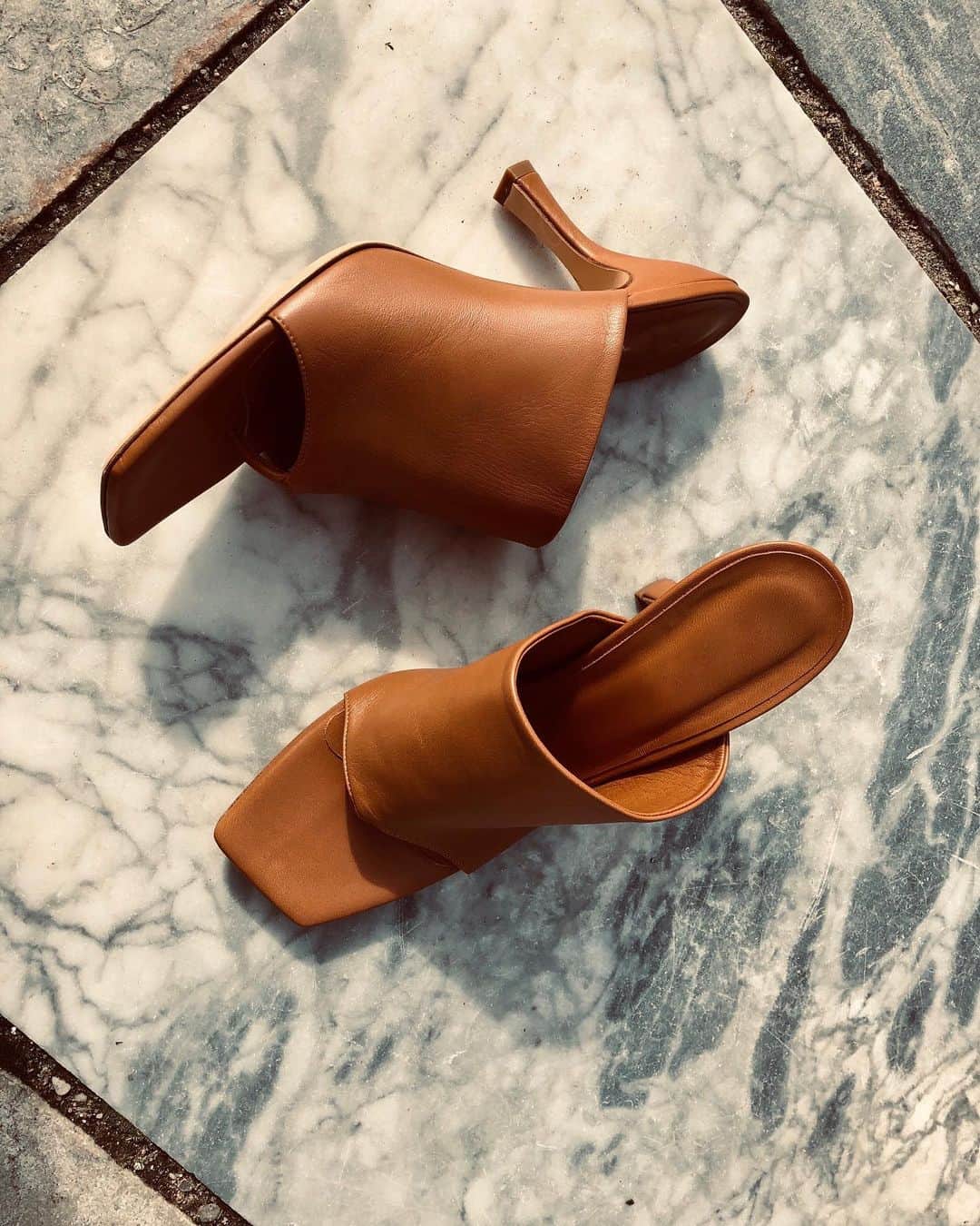ペニーレ・タイスベックのインスタグラム：「Something very exciting has been cooking for a while now, can’t wait to tell you more 🤫☁️」
