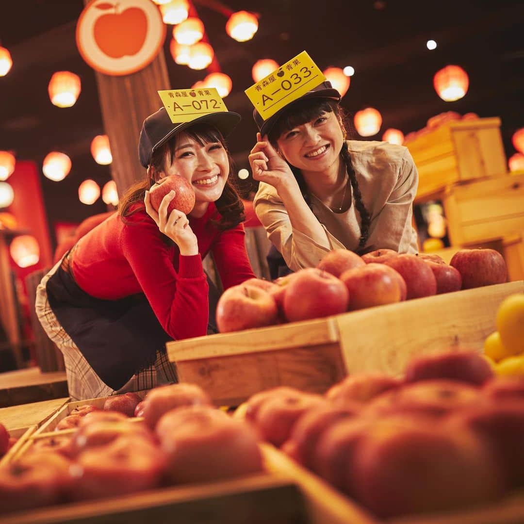 星野リゾートさんのインスタグラム写真 - (星野リゾートInstagram)「【市場に行かずとも楽しめる、りんごの競り体験】﻿ ﻿ Feel the excitement of a local Aomori apple auction without ever leaving the resort at Hoshino Resorts Aomoriya.﻿ ﻿ りんごは秋に収穫の最盛期を迎えます。青森県内の青果市場では、糖度や見た目の美しさなどを基準にランクが設けられており、8月から12月まで激しい競り競争が行われています。また、時期によって収穫される品種が異なるため、競りにかけられる品種が変わります。﻿ ﻿ 「星野リゾート 青森屋」では、11月24日までの間、収穫期を迎えたりんごを競り落とせる「りんごの競り体験」を開催します。実際に市場に行かなくても、館内でりんごを競り落とし、持ち帰ることができます。また、出品されるりんごの品種や味、生産方法について説明をしてから競りを始めるため、りんごの知識を深めながら競り体験ができます。﻿ ﻿ #HoshinoResorts #星野リゾート #Aomoriya #青森屋 #Aomori #Misawa #青森県 #三沢市 #青森りんご #青森旅行 #aomoritrip #luxuryresort #JapaneseHotels #Hotspring #Onsen #travelJapan #ig_Japan #MyTinyAtlas #JapanTravel」9月20日 19時05分 - hoshinoresorts.official