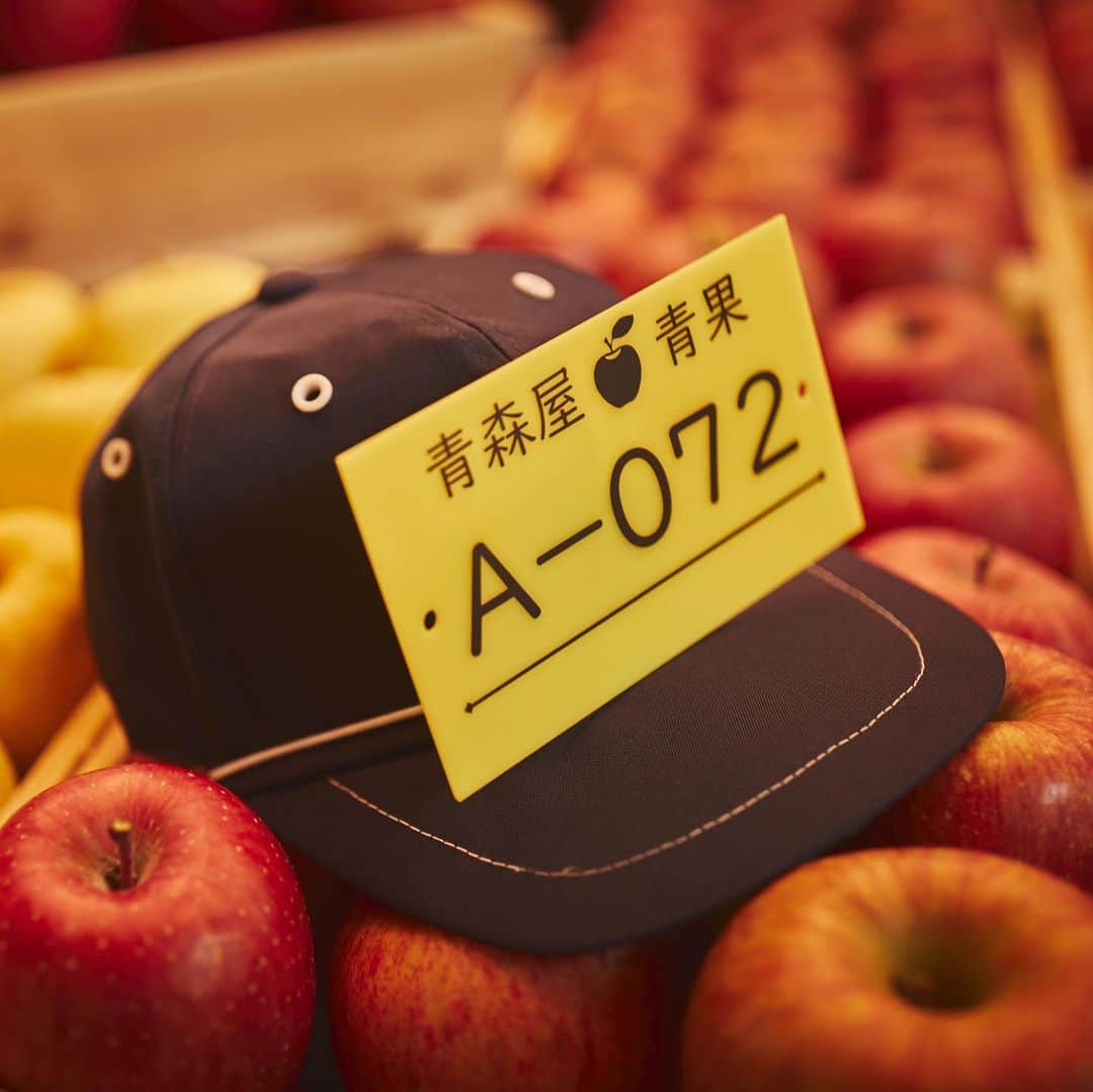 星野リゾートさんのインスタグラム写真 - (星野リゾートInstagram)「【市場に行かずとも楽しめる、りんごの競り体験】﻿ ﻿ Feel the excitement of a local Aomori apple auction without ever leaving the resort at Hoshino Resorts Aomoriya.﻿ ﻿ りんごは秋に収穫の最盛期を迎えます。青森県内の青果市場では、糖度や見た目の美しさなどを基準にランクが設けられており、8月から12月まで激しい競り競争が行われています。また、時期によって収穫される品種が異なるため、競りにかけられる品種が変わります。﻿ ﻿ 「星野リゾート 青森屋」では、11月24日までの間、収穫期を迎えたりんごを競り落とせる「りんごの競り体験」を開催します。実際に市場に行かなくても、館内でりんごを競り落とし、持ち帰ることができます。また、出品されるりんごの品種や味、生産方法について説明をしてから競りを始めるため、りんごの知識を深めながら競り体験ができます。﻿ ﻿ #HoshinoResorts #星野リゾート #Aomoriya #青森屋 #Aomori #Misawa #青森県 #三沢市 #青森りんご #青森旅行 #aomoritrip #luxuryresort #JapaneseHotels #Hotspring #Onsen #travelJapan #ig_Japan #MyTinyAtlas #JapanTravel」9月20日 19時05分 - hoshinoresorts.official