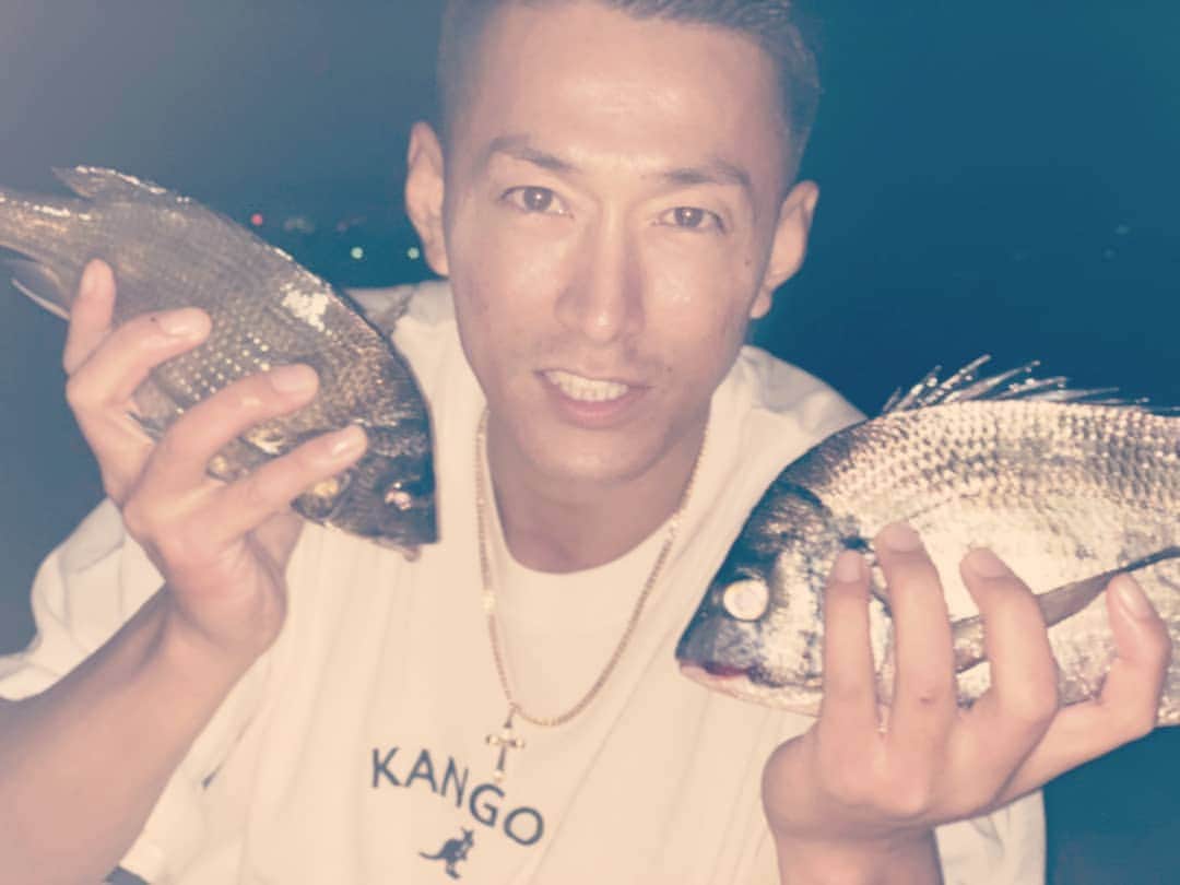 黒石高大さんのインスタグラム写真 - (黒石高大Instagram)「釣り行ったぜ メチャ得意気な顔してるけど このクロダイさんは隣のチャンニーさんに貰ったのだぜ(笑)クロダイ 名前も見た目も ちょー好き 釣り最高 #釣り #海釣り」9月20日 19時16分 - kuroishi_takahiro