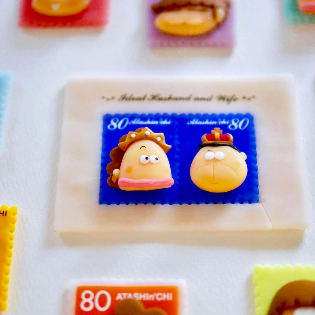 けらえいこのインスタグラム：「あたしンちフィギュアシリーズ② 制作は13年前。作品をケースから出すのが怖くて、ガラスの上から撮っています。 #樹脂粘土の魅力 #テーマが記念切手だから王族の格好なのだ #ユズヒコ３つ同じの作るの大変そう #手で３つ作る #字はシールのようなものを貼ってるそうです」
