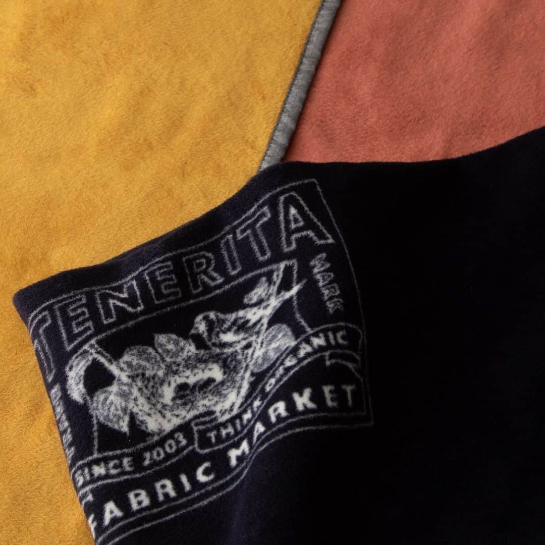 TENERITA公式アカウントさんのインスタグラム写真 - (TENERITA公式アカウントInstagram)「【New arrival】 暖かさが心地よい、 オーガニックコットンフリース　 クォーターケットが新登場。  世界的な毛布の産地として知られる大阪・泉州の 伝統的な起毛技術によって、 これがコットン100%かと驚くほどに暖かい ブランケットが出来上がりました。  職人による手作業で丁寧に時間をかけて起毛を施すことで、 贅沢な柔らかさを獲得。 コットンのもつ、吸水性、通気性、速乾性の良さで 肌寒い今の時期から春先まで、 また、クーラーで冷える夏場などにも、 オールシーズンお使い頂けます。  コットン100%でご自宅でお洗濯可能なこともポイントです。  秋らしい日が増えてきた今の時期におすすめのアイテムです。 ぜひ店頭でご覧ください。  #テネリータ#TENERITA #ORGANICCOTTON #オーガニックコットン #タオル #ブランケット #起毛 #暖かい #テネリータのある暮らし #プレゼント #贈り物 #丁寧な暮らし#MADEINJAPAN #上質であること #ゆたかであること#いつもであること」9月20日 19時12分 - tenerita_official