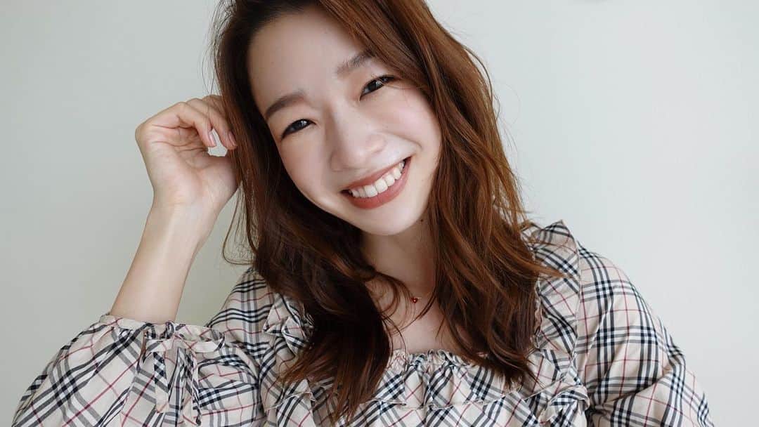 のインスタグラム：「❤️ . YouTubeチャンネル登録20万人 ありがとうございます！！ え、もう、え、割と立派にYouTuberじゃない？← . 今日は「素敵な笑顔の作り方」を動画にアップ！ 写真写りが良くなりたい方、お試し下さい☺️🌹 . . #youtube #youtuber #burberry #fashion」
