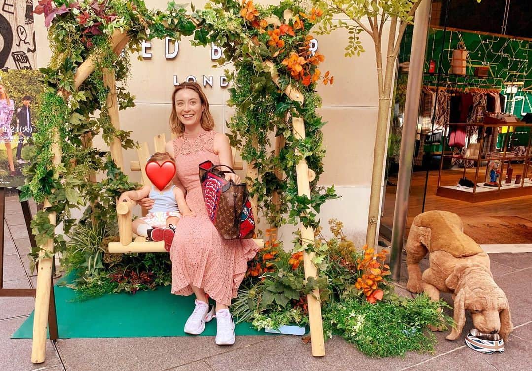エミ・マイヤーのインスタグラム：「Date with my bestie 👯‍♀️❤️ • • • • • • • • • • • • • • • • #tedbaker#テッドベーカー#表参道#omotesando#motherhood#motherdaughtertime#bestie#bliss#親子#親子コーデ」