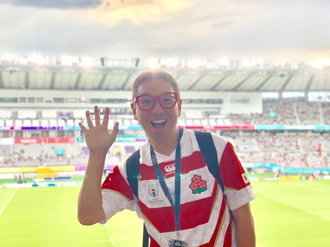 クック井上。さんのインスタグラム写真 - (クック井上。Instagram)「ラグビーW杯2019日本大会  開幕試合 日本🇯🇵×ロシア🇷🇺 スタジアム来ちゃった🏉 まさかのプレミアムシート💺✨ だって、#4年に一度じゃない一生に一度だ‼️ 勝つぞ、ジャパン🇯🇵 あの、南アフリカ戦の感動を再び🥺  #rugbyjp #OneTeam  #BRAVEを届けよう #RWC2019  #JPNvRUS  #RWC東京 #ラグビー日本代表 #ファイト一発で応援 #リポDラグビー #FANバサダー #野菜ソムリエ #アスリートフードマイスター #フードコーディネーター #食育インストラクター #bbqインストラクター #こども成育インストラクター #ホームパーティー検定 #料理研究家 #料理男子」9月20日 19時15分 - cook_inoue