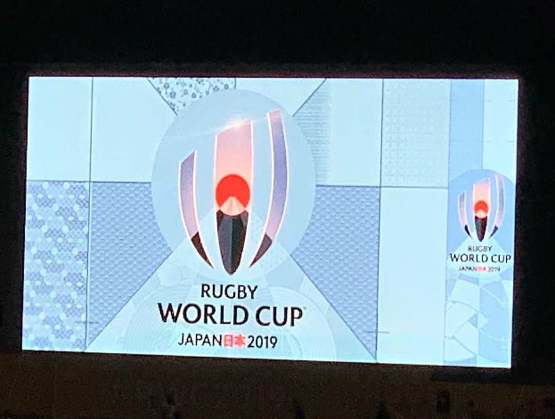 クック井上。さんのインスタグラム写真 - (クック井上。Instagram)「ラグビーW杯2019日本大会  開幕試合 日本🇯🇵×ロシア🇷🇺 スタジアム来ちゃった🏉 まさかのプレミアムシート💺✨ だって、#4年に一度じゃない一生に一度だ‼️ 勝つぞ、ジャパン🇯🇵 あの、南アフリカ戦の感動を再び🥺  #rugbyjp #OneTeam  #BRAVEを届けよう #RWC2019  #JPNvRUS  #RWC東京 #ラグビー日本代表 #ファイト一発で応援 #リポDラグビー #FANバサダー #野菜ソムリエ #アスリートフードマイスター #フードコーディネーター #食育インストラクター #bbqインストラクター #こども成育インストラクター #ホームパーティー検定 #料理研究家 #料理男子」9月20日 19時15分 - cook_inoue