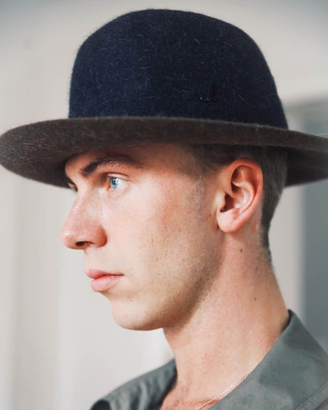 のインスタグラム：「Mühlbauer | #hatpeople ▪️ #beautifulportrait of Pascal wearing #gentlemens #hat DUKE - a combination of light and superlight fur felt - #handmade in Vienna by #muhlbauer #mühlbauer 📷 @ninakvk」