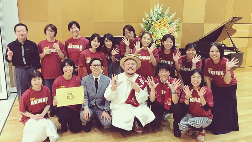 HIPPYさんのインスタグラム写真 - (HIPPYInstagram)「去年中止になった安芸南高校合唱祭  保護者の方、先生から 生徒に向けて［君に捧げる応援歌］を届けたい  そんな想いを僕たちにも届けていただき そのアクションが 9ジラジチームがHIPPYチームが広島ホームテレビ［ H♪LINE］チームが たくさんの方々が動いてくれた！  大人たちの全力エール！  安芸南高校のみんなの空気感 陽気で暖かくて素敵でした また逢おうね！  それにしてもみんなの声がでかい笑  練習の時より皆さんの声が大きくて 感動し、泣いちゃいそうでした  今ある幸せに感謝♩  今日の出来事だけど 今日の深夜にオンエアー！  9/20（金）深夜25:55〜 広島ホームテレビ［H♪LINE］チェケラ！  http://hippy-web.com  #HIPPY #安芸南  #安芸南高校  #合唱祭  #文化祭  #君に捧げる応援歌 #きんさいや」9月20日 19時15分 - _____hippy_____