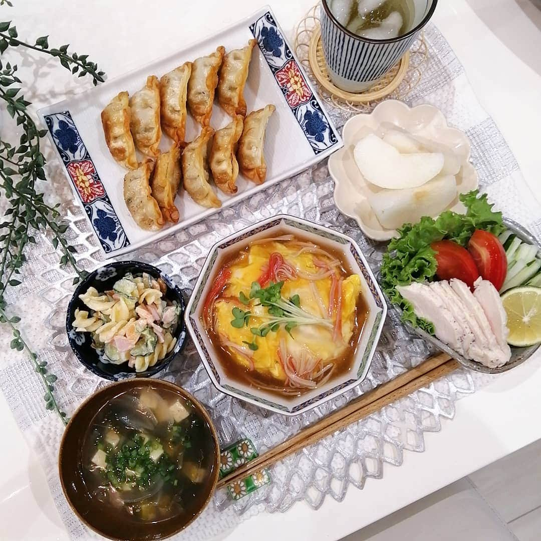 momoさんのインスタグラム写真 - (momoInstagram)「#晩御飯#食費月1万円  天津飯 揚げ韭餃子 手作りサラダチキン マカロニサラダ 中華スープ 梨 ・ ・ 今日は中華な日🇨🇳🍴 朝はフレンチトースト、恭介は朝昼兼ねてで筋肉メニュー、蒼のお昼は炒飯✨ ・ 餃子は義両親が買ってきてくれた業務スーパーの冷凍を揚げただけ！ サラダチキンはレモンペッパー味(一時退院したときに作り置き冷凍していたやつ)🍋 ・ 明日で退院してから1週間。 晴くん最近昼間はわりと寝るけど夜はイマイチ！ ただ、私もともと3,4時間くらいしか寝ないから新生児との相性最強💪(笑)お世話がすっごく楽🍼💕 今日も3人と闘う夜が始まるよ〜💪💪💪 ・ ・ #晩ごはん#晩ご飯#夕食#夕御飯#夕食#おうちごはん#節約#節約ご飯#食費月1万円#晩御飯#食費1万#デリスタグラム#デリスタグラマー#クッキングラム#ワーママ#大分#instafood#新生児#baby#生後16日目#男の子#男の子ママ#3兄弟#3児ママ」9月20日 19時26分 - m.o.m.o.k