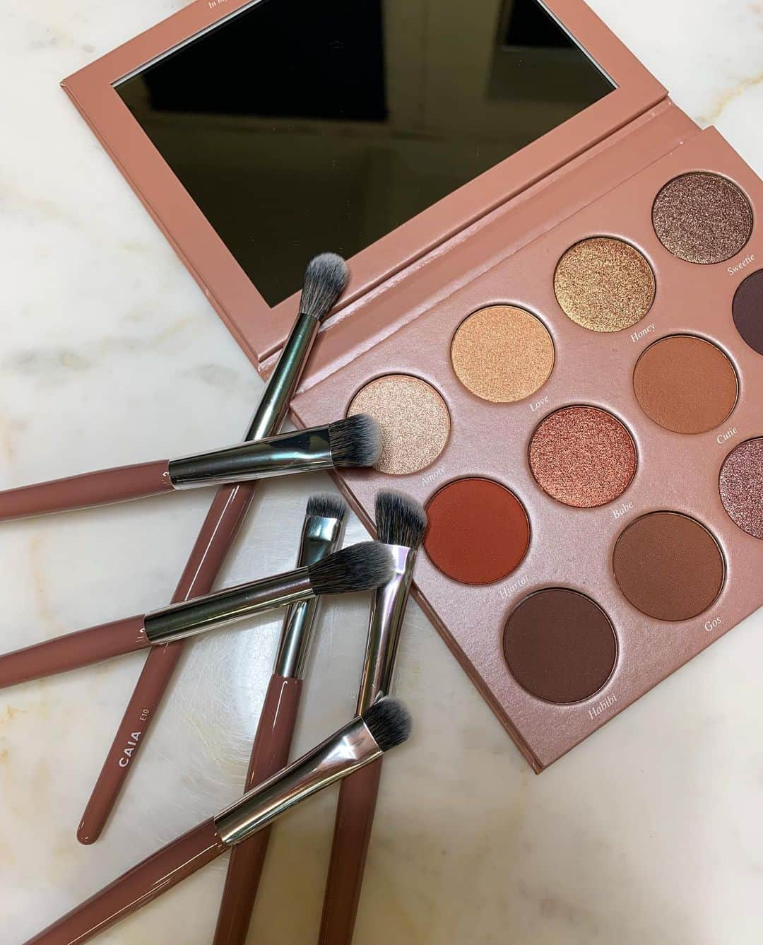 Bianca Ingrossoさんのインスタグラム写真 - (Bianca IngrossoInstagram)「SAY HEYYY TO GOLDEN BRONZE EYE PALETTE! 💥🔥 This beauty is a 12 pan palette featuring 6 matte, and 6 shimmery shades in amazing bronzy and copper colors with a touch of purple. ⚡🔥 With new formula that I’m so extremely in love with together with my new FAVE eyeshadow brushes 👌🏻 Get ready on September 26th!! ⚡⚡ @caiacosmetics」9月20日 19時19分 - biancaingrosso