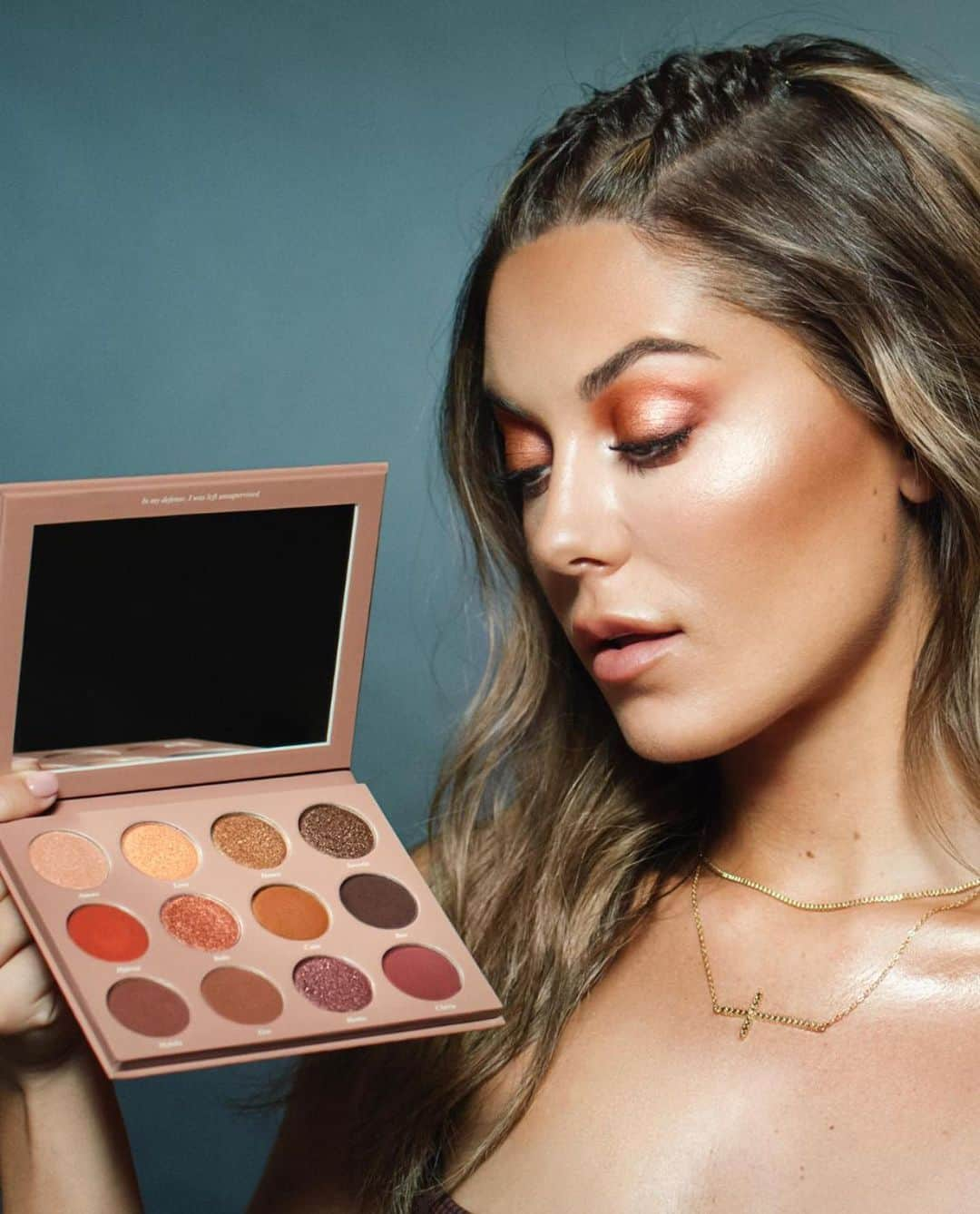 Bianca Ingrossoさんのインスタグラム写真 - (Bianca IngrossoInstagram)「SAY HEYYY TO GOLDEN BRONZE EYE PALETTE! 💥🔥 This beauty is a 12 pan palette featuring 6 matte, and 6 shimmery shades in amazing bronzy and copper colors with a touch of purple. ⚡🔥 With new formula that I’m so extremely in love with together with my new FAVE eyeshadow brushes 👌🏻 Get ready on September 26th!! ⚡⚡ @caiacosmetics」9月20日 19時19分 - biancaingrosso