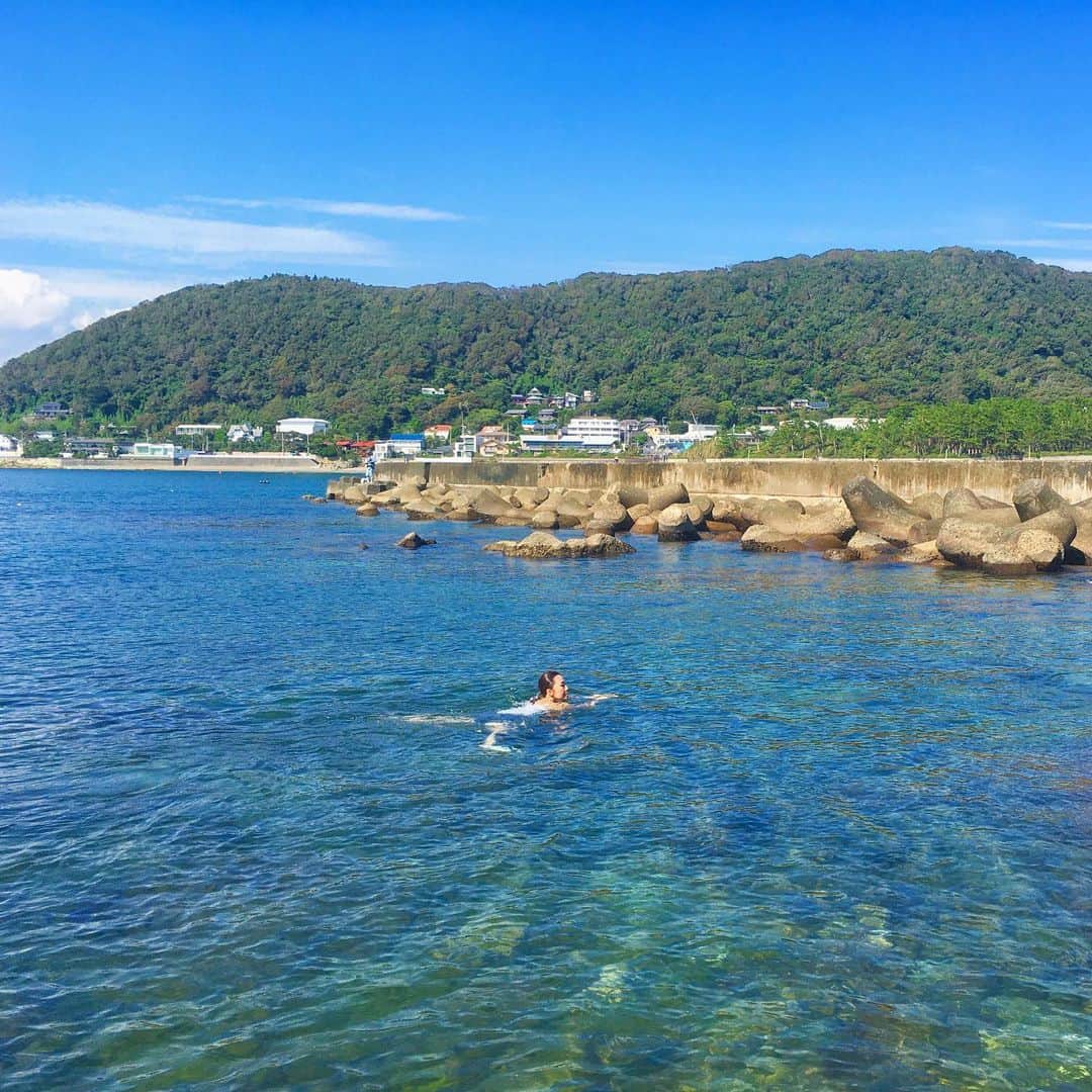 Hiroe Hiranoさんのインスタグラム写真 - (Hiroe HiranoInstagram)「真っ青なお天気。海が綺麗すぎて、、、🏖 そりゃ思わず飛び込むよね😂 はい、海に浮いていました（笑）プカプカ〜🌊 . 葉山のルーティン🌊コーヒー作って☕️朝の仕事💻 気分転換にトレーニングした後、散歩で御用邸の海へ👣 泳ぐつもりなく、普通にランニングウェアでしたが。 . でも透明度が高くて思わず泳ぎたくなっちゃって。 ザブンっ💦と飛び込む私。 下着もずぶ濡れ😂 ウォータージュース履いててよかったぜ。 . . 葉山の海は、２ヶ月遅れで水温も温かく透明度高く、 シュノーケリングとかに最適なんだとか。 海の中の方が温かくて、透明度抜群だった。 ターコイズの魚も沢山いて🐟🐠 . . . 最近、脳内が現実と未来についてフルギアで 思考フル回転だったもので。。。 . . 今こなしていることが、のちの未来にまた繋がり、 循環することがただ楽しみです。  やりたいことが沢山ありまして。 ここ数年は自分の壁を乗り越えていく時期だとおもって、 そのために必要な進化。 . １つ１つ螺旋階段登りながらこなしていくイメージ。 気づいて景色見たら、見る景色が変わっていた！ なんてことが繰り返され実感している毎日♻️ . . 頭を海につけるとスッキリ❗️ 熱くなった脳を冷やすイメージ。 爽快感がたまらんです☺️ . そして、戻り本日はスカイプミーティング三昧❗️ お仕事もやること沢山あるので、メリとハリ✌️ 明日からまた都内🗼 カリフォルニアからファミリーも到着❗️ お楽しみな予定盛りだくさん💚 . #hayama #lifestyle  #海のある生活 #葉山ライフ #japan #日本 #sunset #夕日  #umi #ocean #beach #ビーチ #pretty #beautiful #いろんな企画が同時進行中 #海でプカプカ　 #散歩には必ずゴーグルとフィンとラッシュ持って行こ」9月20日 19時19分 - hiroe_hirano