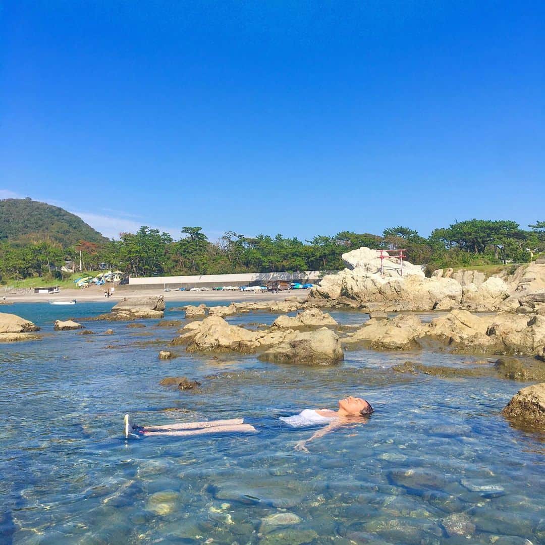 のインスタグラム：「真っ青なお天気。海が綺麗すぎて、、、🏖 そりゃ思わず飛び込むよね😂 はい、海に浮いていました（笑）プカプカ〜🌊 . 葉山のルーティン🌊コーヒー作って☕️朝の仕事💻 気分転換にトレーニングした後、散歩で御用邸の海へ👣 泳ぐつもりなく、普通にランニングウェアでしたが。 . でも透明度が高くて思わず泳ぎたくなっちゃって。 ザブンっ💦と飛び込む私。 下着もずぶ濡れ😂 ウォータージュース履いててよかったぜ。 . . 葉山の海は、２ヶ月遅れで水温も温かく透明度高く、 シュノーケリングとかに最適なんだとか。 海の中の方が温かくて、透明度抜群だった。 ターコイズの魚も沢山いて🐟🐠 . . . 最近、脳内が現実と未来についてフルギアで 思考フル回転だったもので。。。 . . 今こなしていることが、のちの未来にまた繋がり、 循環することがただ楽しみです。  やりたいことが沢山ありまして。 ここ数年は自分の壁を乗り越えていく時期だとおもって、 そのために必要な進化。 . １つ１つ螺旋階段登りながらこなしていくイメージ。 気づいて景色見たら、見る景色が変わっていた！ なんてことが繰り返され実感している毎日♻️ . . 頭を海につけるとスッキリ❗️ 熱くなった脳を冷やすイメージ。 爽快感がたまらんです☺️ . そして、戻り本日はスカイプミーティング三昧❗️ お仕事もやること沢山あるので、メリとハリ✌️ 明日からまた都内🗼 カリフォルニアからファミリーも到着❗️ お楽しみな予定盛りだくさん💚 . #hayama #lifestyle  #海のある生活 #葉山ライフ #japan #日本 #sunset #夕日  #umi #ocean #beach #ビーチ #pretty #beautiful #いろんな企画が同時進行中 #海でプカプカ　 #散歩には必ずゴーグルとフィンとラッシュ持って行こ」