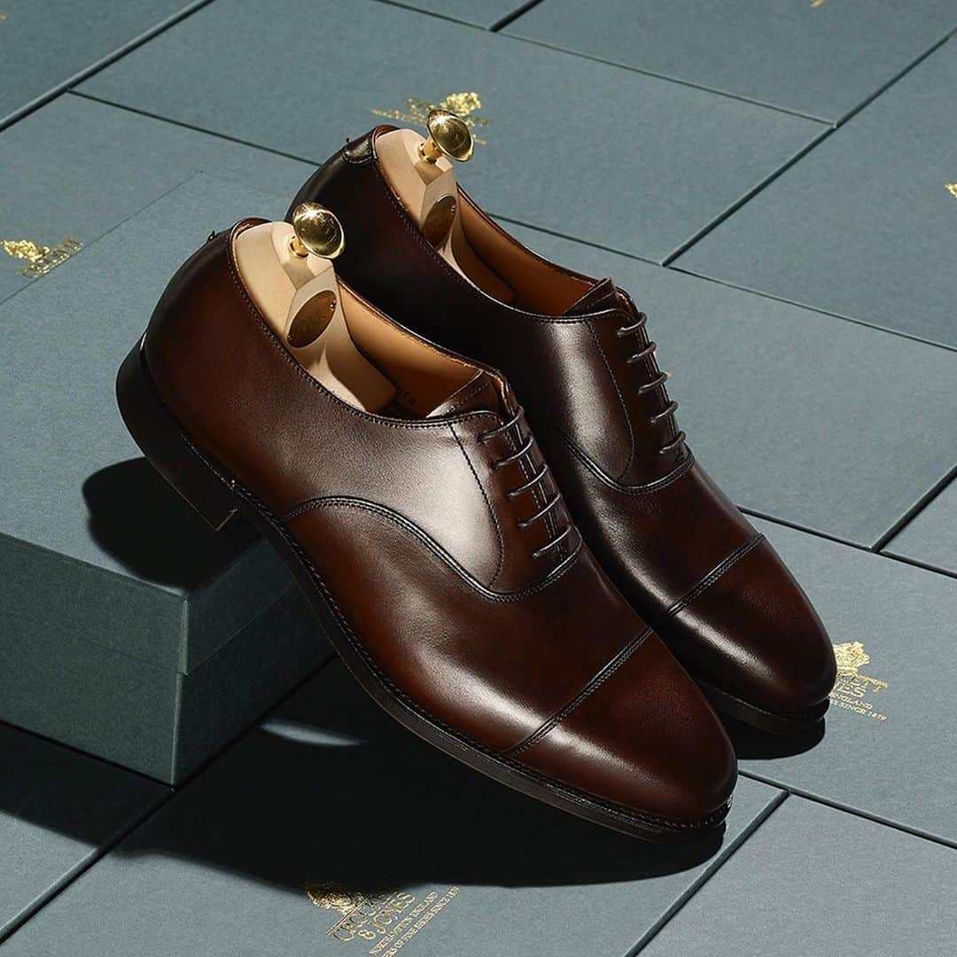 のインスタグラム：「AW19 Main Collection. . Connaught 2 | Black Calf & Dark Brown Burnished Calf | Last 379 | City Sole . #crockettandjones#madetobeworn#AW19 #newseason」
