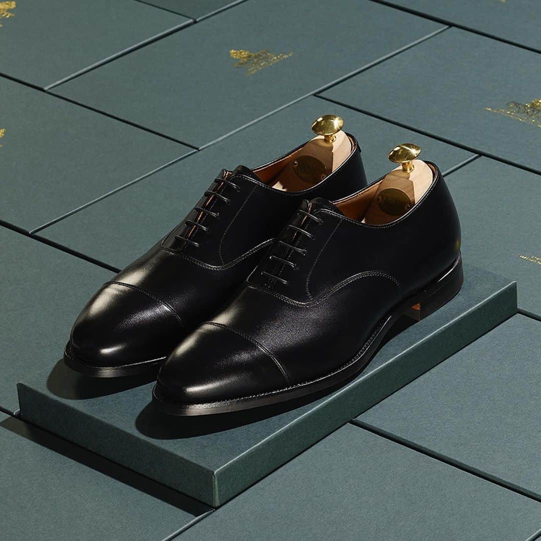 のインスタグラム：「AW19 Main Collection. . Connaught 2 | Black Calf & Dark Brown Burnished Calf | Last 379 | City Sole . #crockettandjones#madetobeworn#AW19 #newseason」