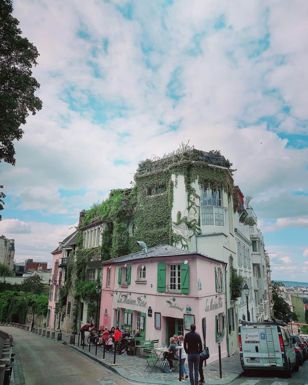 のインスタグラム：「人気のスポット  #モンマルトル #montmartre  #可愛いcafe☕️ @paris  @topparisresto」