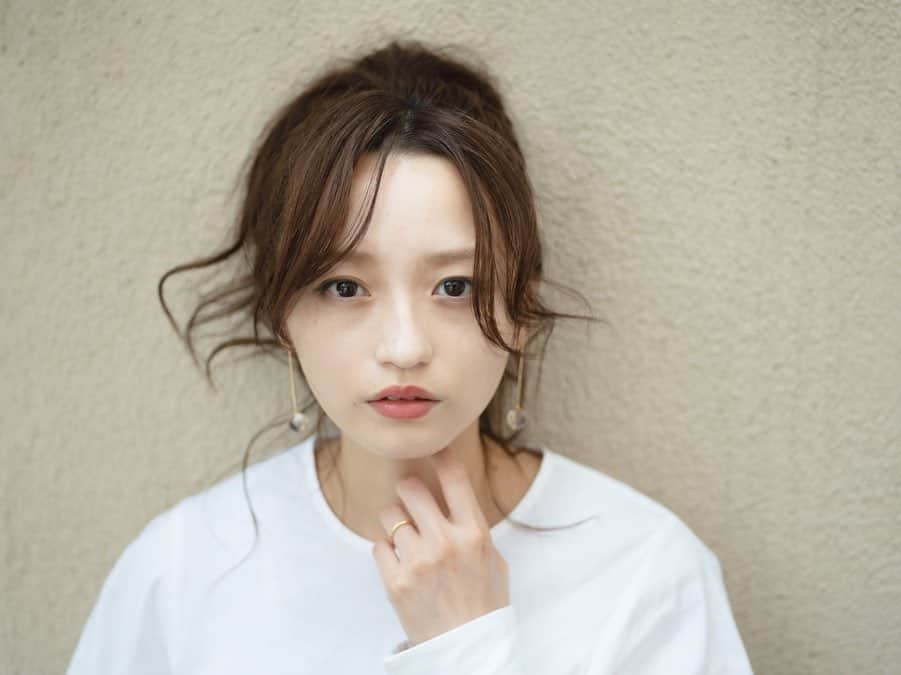 のインスタグラム：「化粧下地WHITE81の撮影にて♡ WHITE81の効果でお肌がワントーン明るくなって感動。 ヘアメイクは @yoshimi_watanabe443 さんにして頂きました🧡 普段とは違う大人メイク、嬉しい！ 日焼け止め効果もあるので旅行や普段の持ち運びにも良さそうです。☺️ #WHITE81 #トーンアップ #白肌 #化粧下地 #日焼け止め #pr」