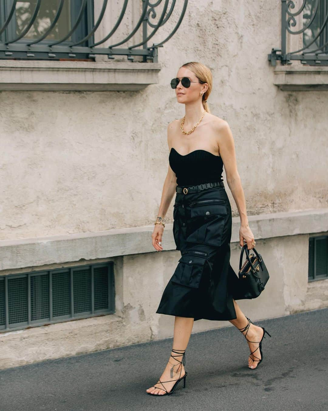 ネッタポルテさんのインスタグラム写真 - (ネッタポルテInstagram)「SKIRTING AROUND: Take a styling cue from @pernilleteisbaek and pair @prada’s utilitarian-inspired skirt with the brand’s iconic ‘Galleria’ bag. #TheNETSET  Tap the link in bio to shop your favorite looks from Instagram at #NETAPORTER. 📸: @danrobertsstudio」9月20日 19時28分 - netaporter