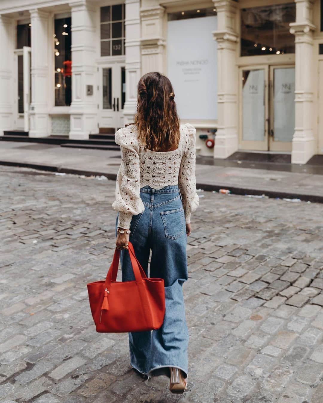 Collage Vintageさんのインスタグラム写真 - (Collage VintageInstagram)「#ad Wearing a mid-season look mixing a crochet ivory top and wide leg jeans with the #AkrisAlexa statement tote bag from @akrisofficial #Akris @shopstyle #architectureanddesign」9月20日 19時36分 - collagevintage